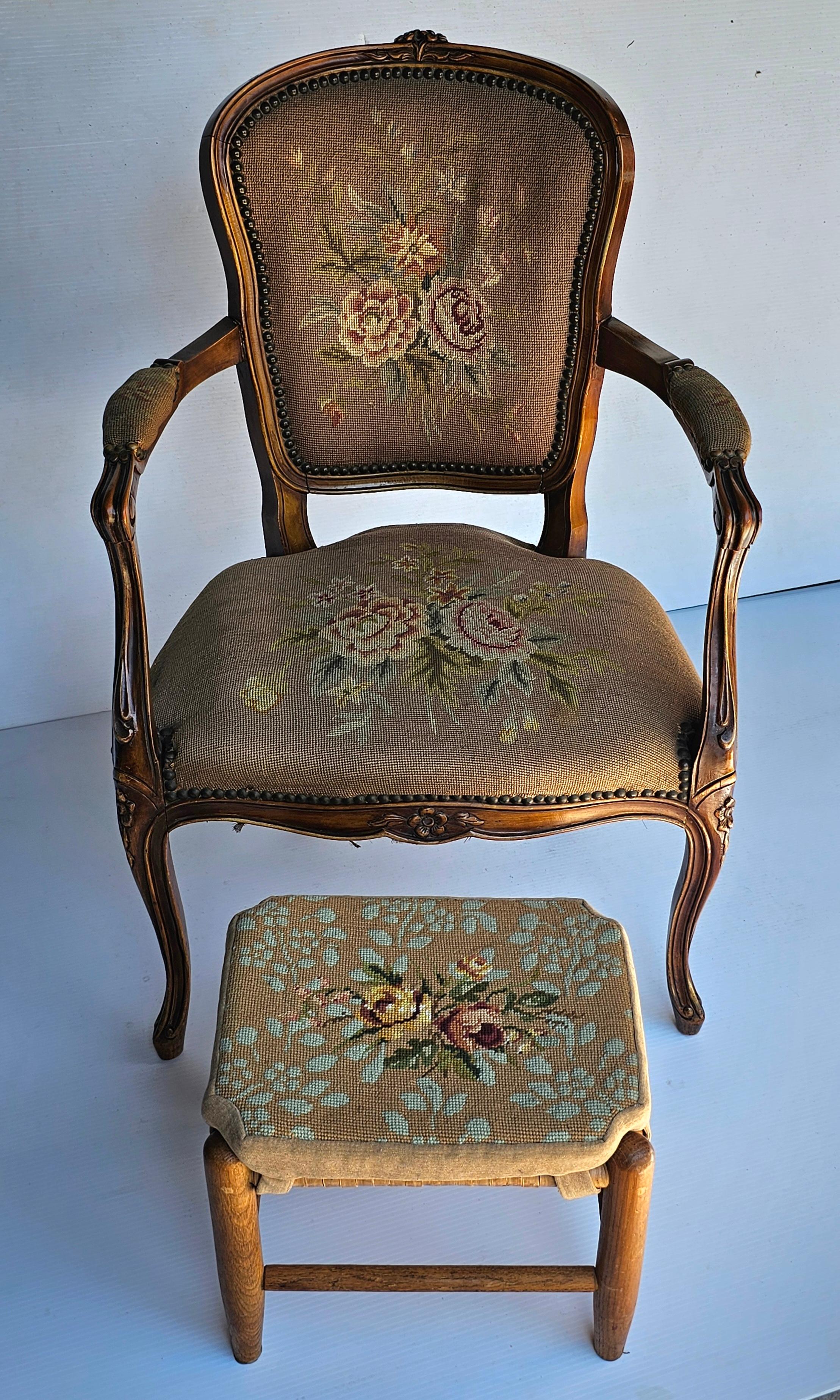 Sillón de Aguja Tapizado Estilo Provincial de Mediados de Siglo Caoba en venta