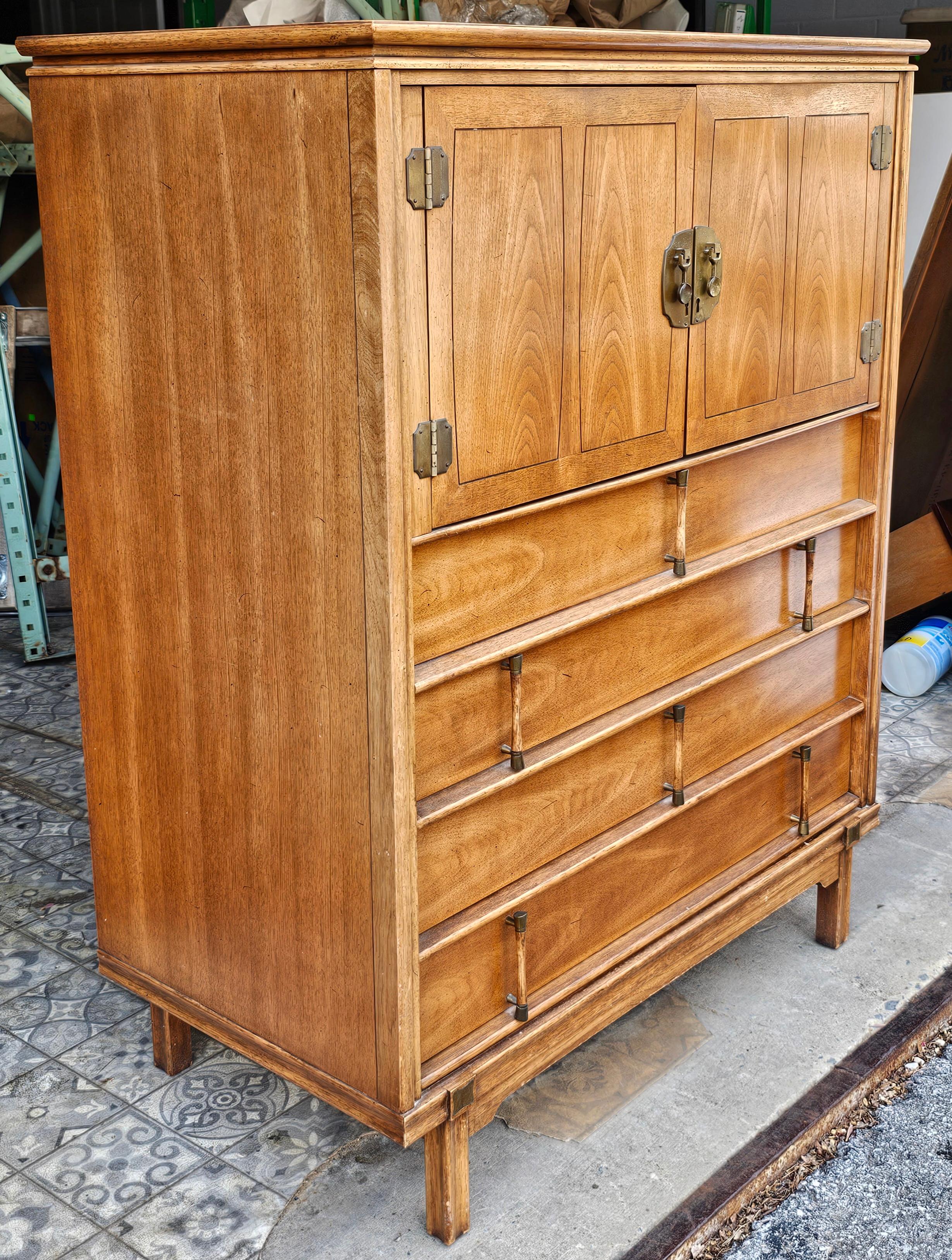 Mid-Century moderno Stile provinciale di metà secolo in noce  Cassettiera per gentiluomini Cassettiera in vendita