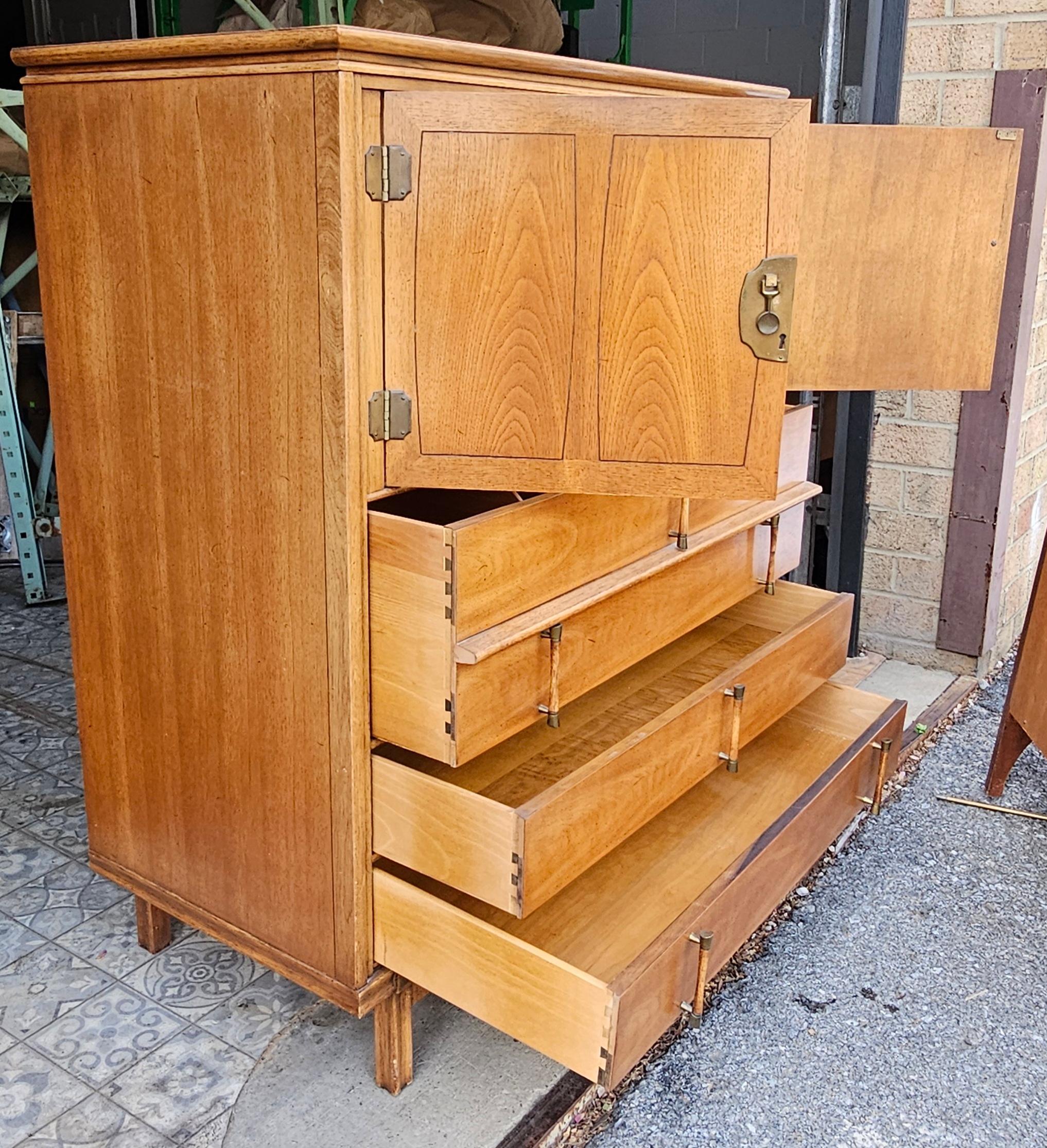 Legno di alberi da frutto Stile provinciale di metà secolo in noce  Cassettiera per gentiluomini Cassettiera in vendita