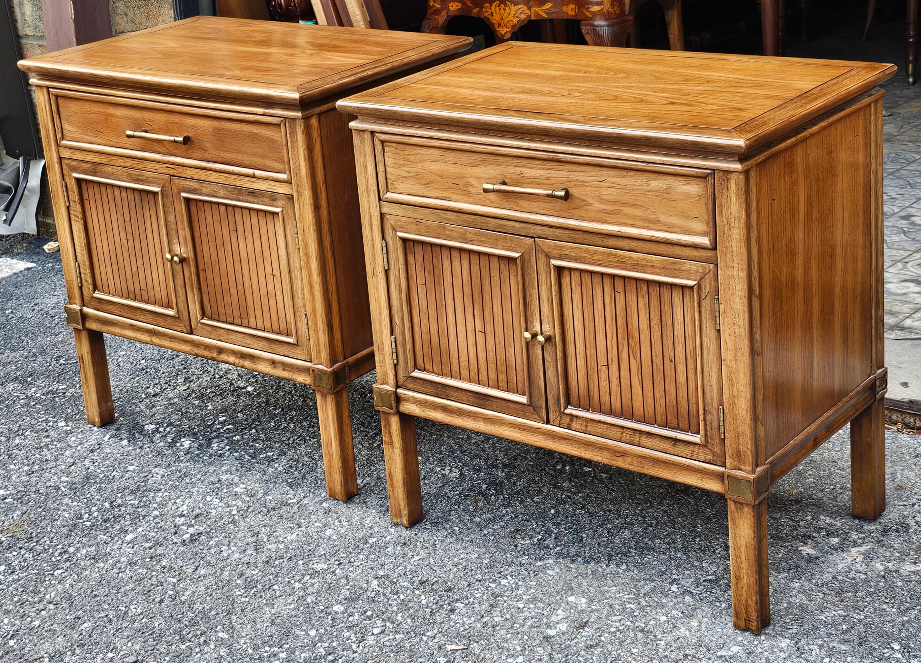 Paire de tables de chevet provinciales du milieu du siècle en noyer à un tiroir et porte à la française
Mesure 23
