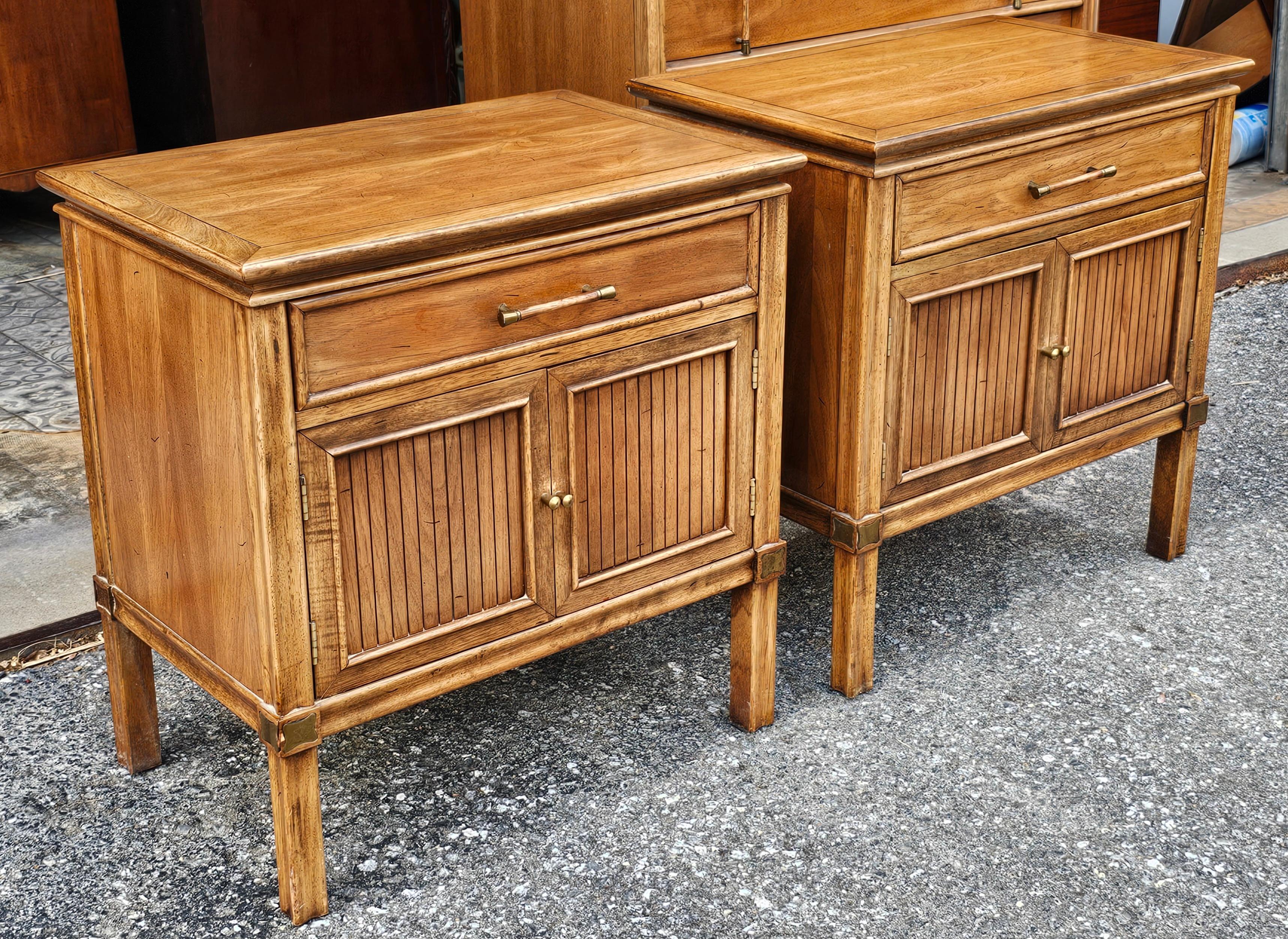 Mid-Century Modern Paire de tables de chevet en noyer à un tiroir et une armoire, du milieu du siècle dernier en vente