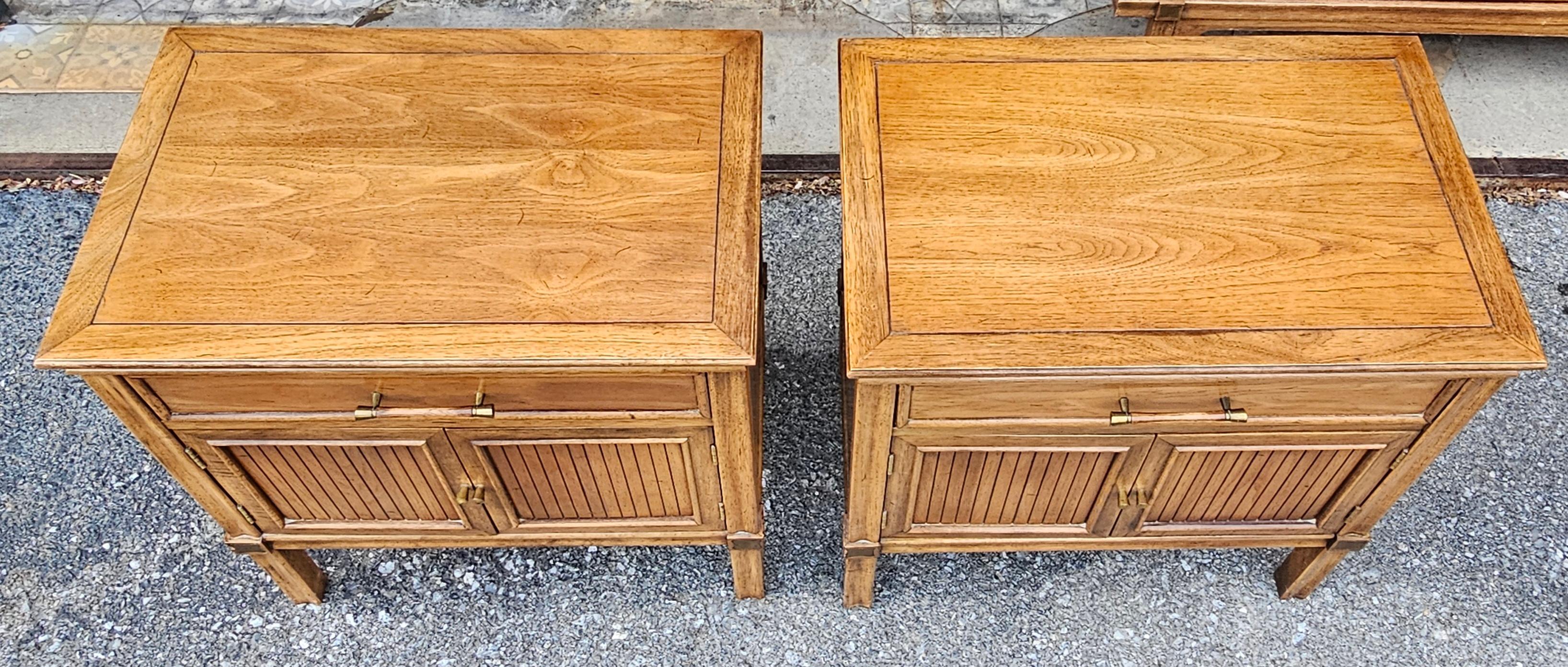 Américain Paire de tables de chevet en noyer à un tiroir et une armoire, du milieu du siècle dernier en vente