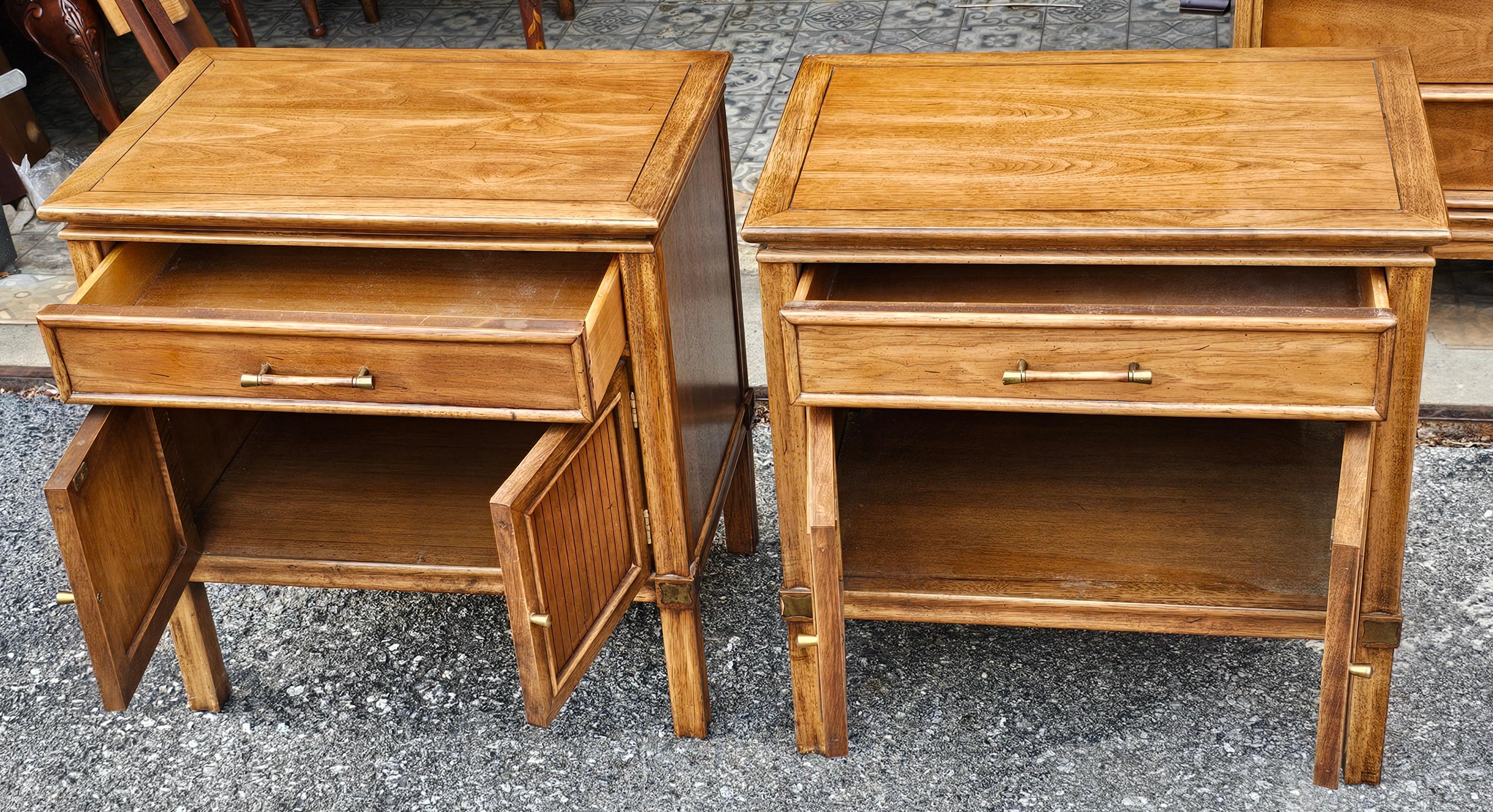 Tacheté Paire de tables de chevet en noyer à un tiroir et une armoire, du milieu du siècle dernier en vente