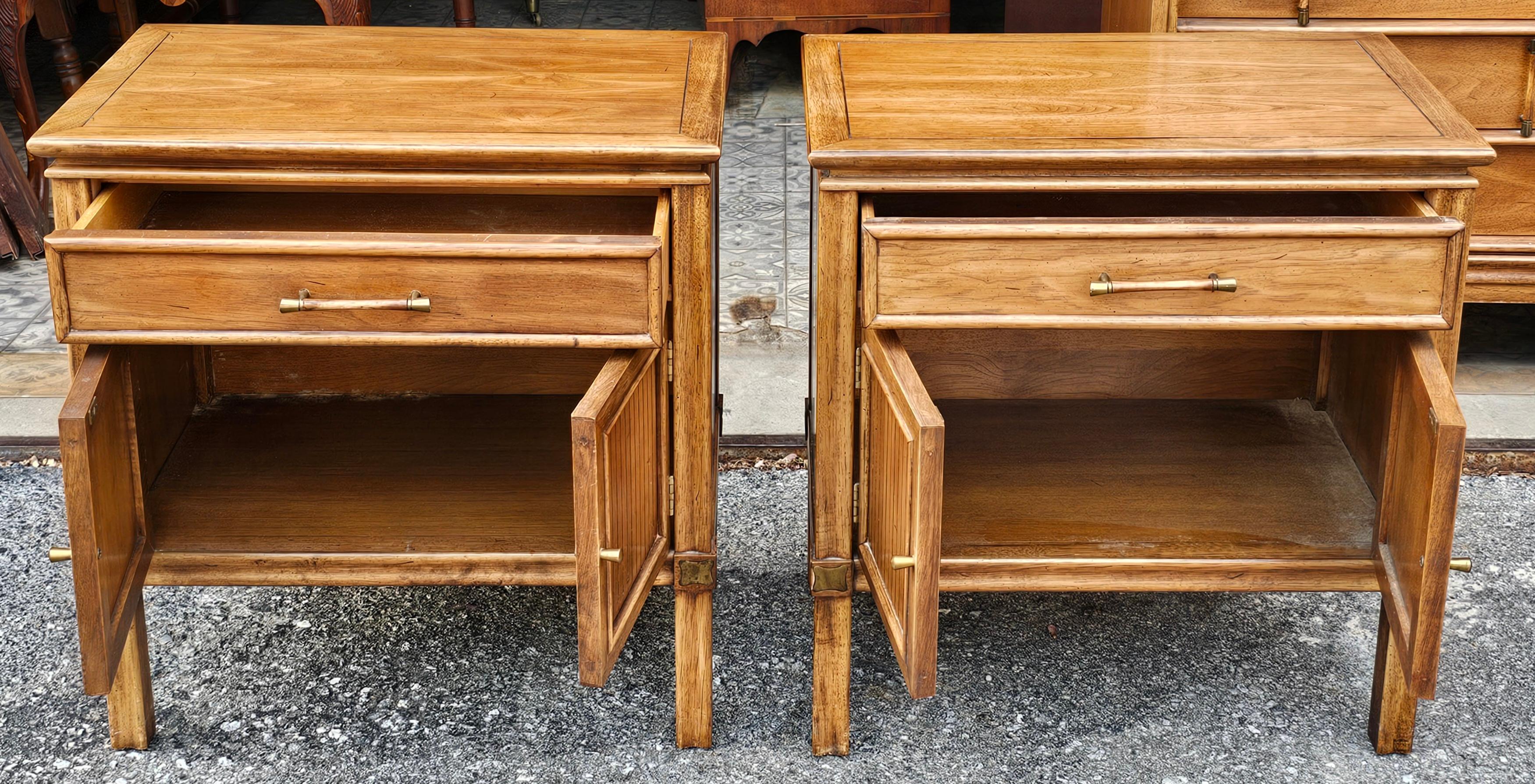 Paire de tables de chevet en noyer à un tiroir et une armoire, du milieu du siècle dernier Bon état - En vente à Germantown, MD
