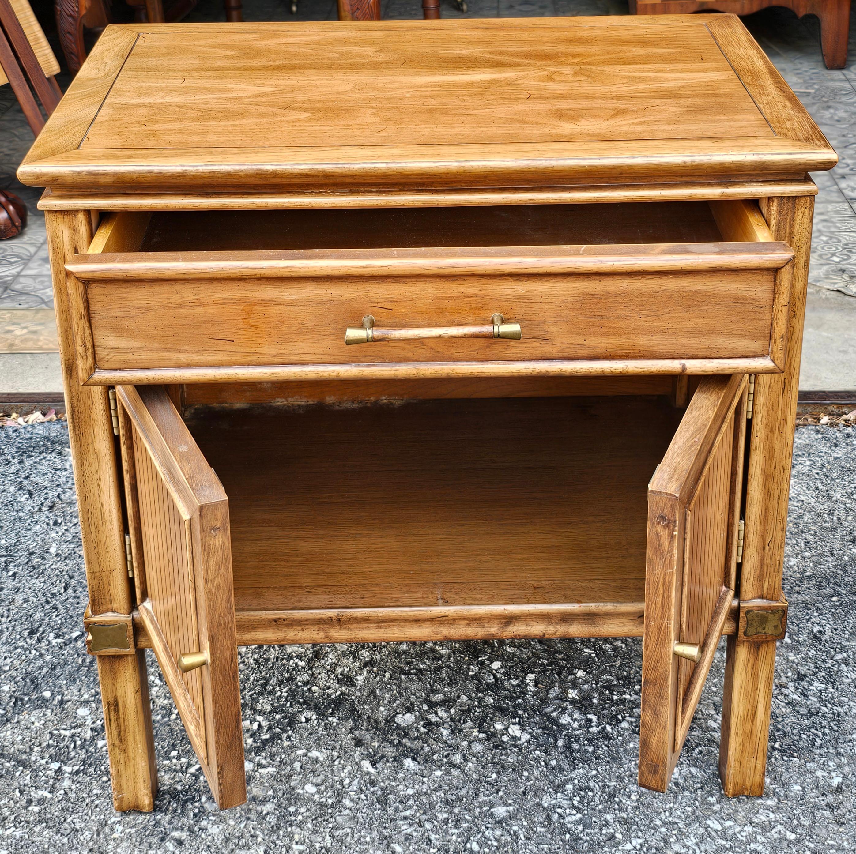 20ième siècle Paire de tables de chevet en noyer à un tiroir et une armoire, du milieu du siècle dernier en vente