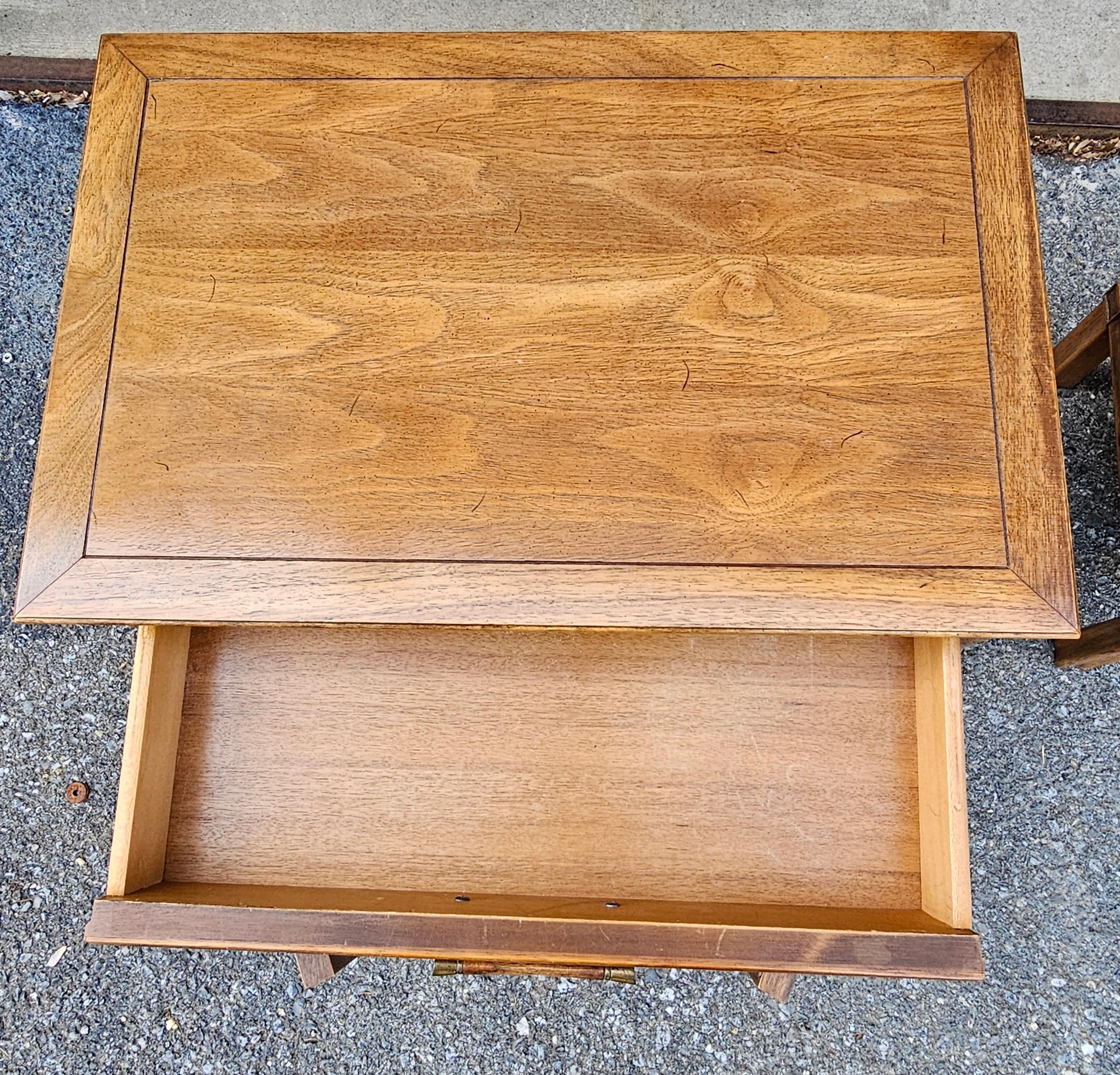 Fruitiers Paire de tables de chevet en noyer à un tiroir et une armoire, du milieu du siècle dernier en vente