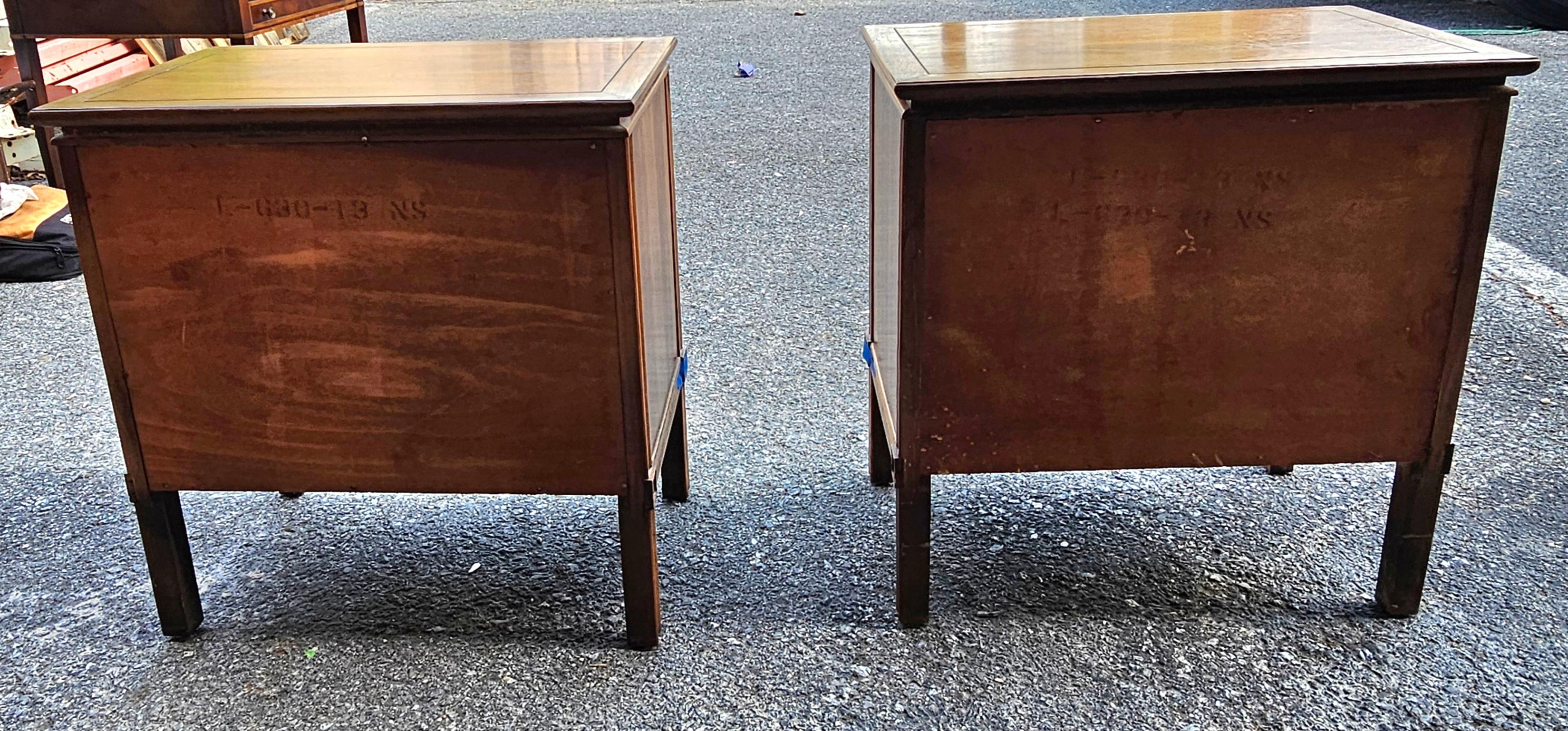 Paire de tables de chevet en noyer à un tiroir et une armoire, du milieu du siècle dernier en vente 1