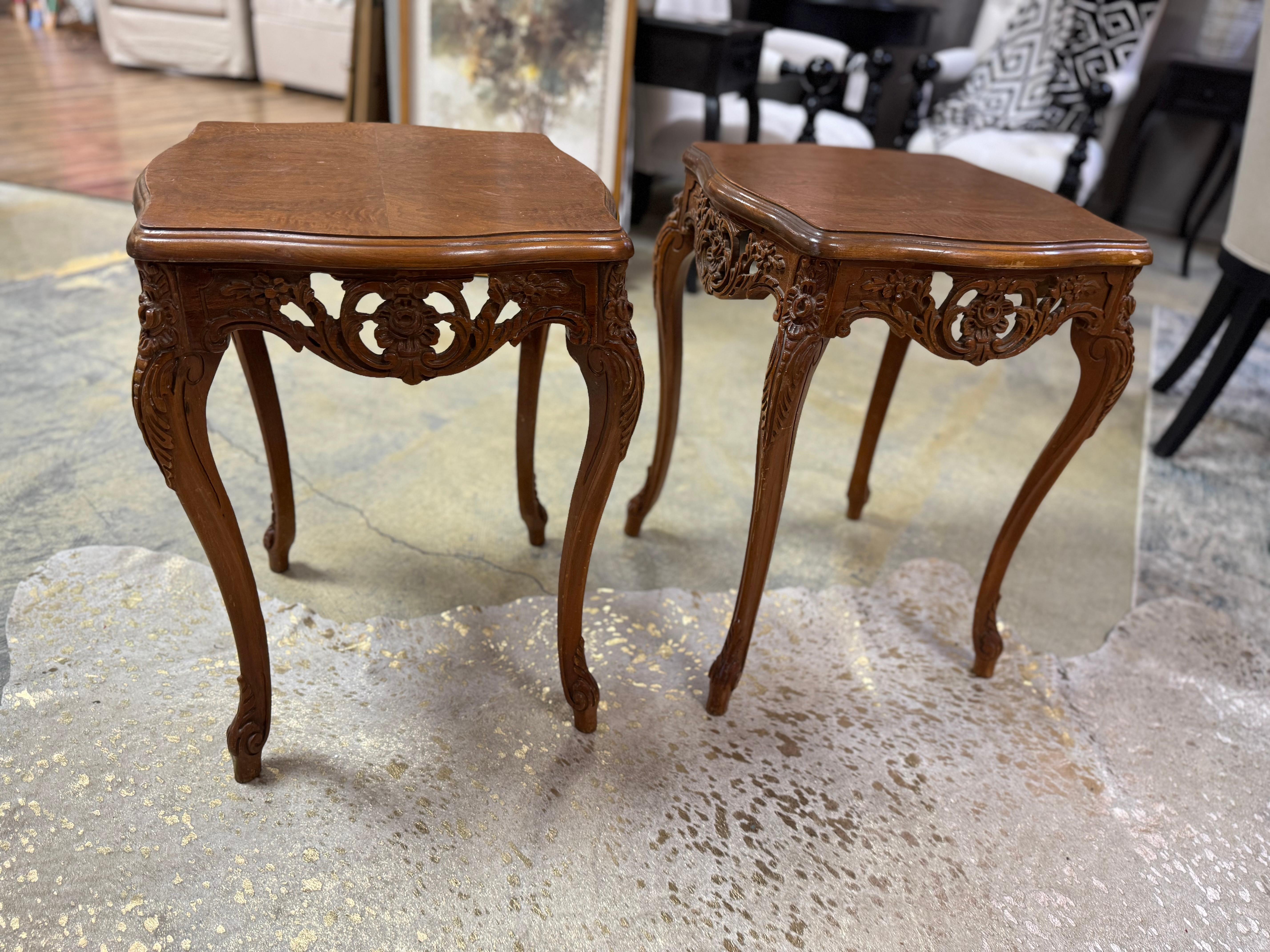 Vintage Mid century provisional Hand made French side tables , hand carved with very pretty floral designs in the middle and on the edges.  Ces deux tables ajouteront un charme enchanteur à n'importe quel salon. Condit il est en bon état