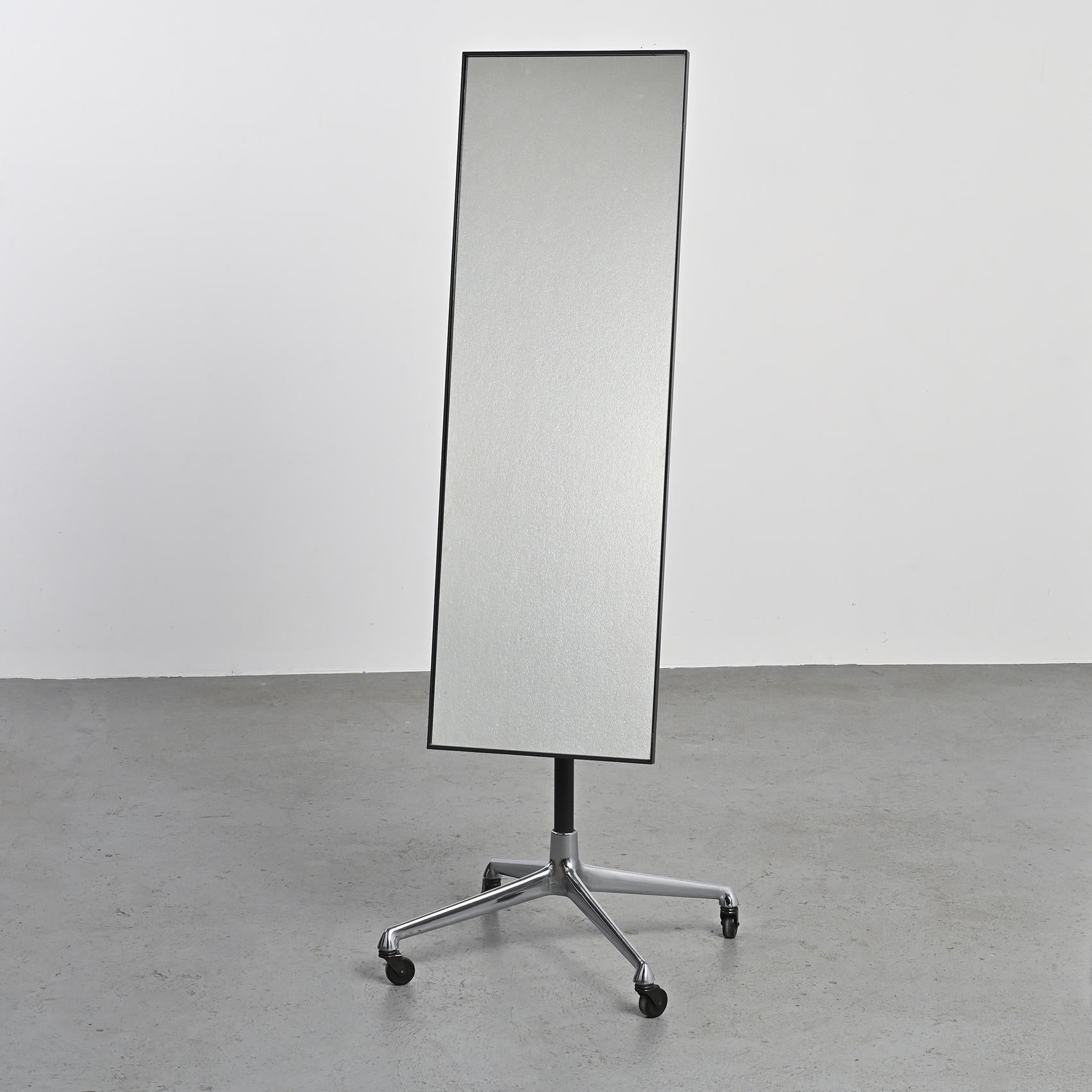 Miroir Psyché du milieu du siècle par Charles et Ray Eames pour Vitra, vers 1969 4
