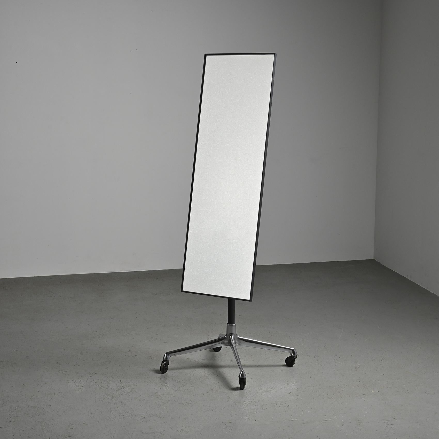 
Rare et authentique miroir en pied conçu par Charles et Ray Eames pour Vitra dans les années 1960. Cette pièce emblématique du design du XXe siècle ajoutera une touche de sophistication à tout intérieur.

La structure et la base à quatre pieds sur