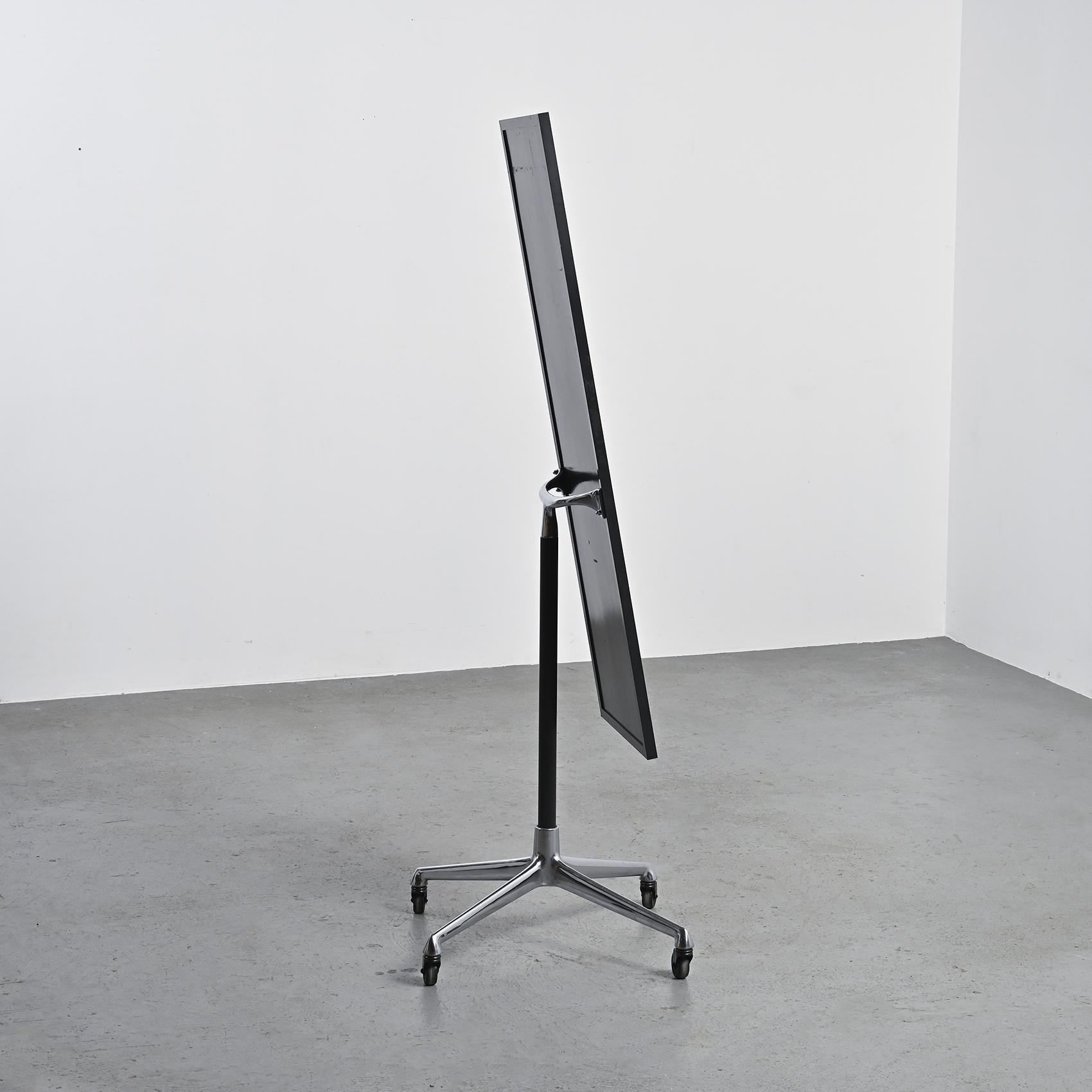 Mid-Century Modern Miroir Psyché du milieu du siècle par Charles et Ray Eames pour Vitra, vers 1969