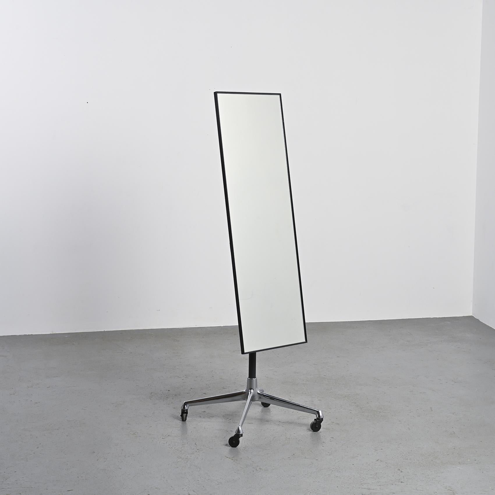 Miroir Psyché du milieu du siècle par Charles et Ray Eames pour Vitra, vers 1969 2