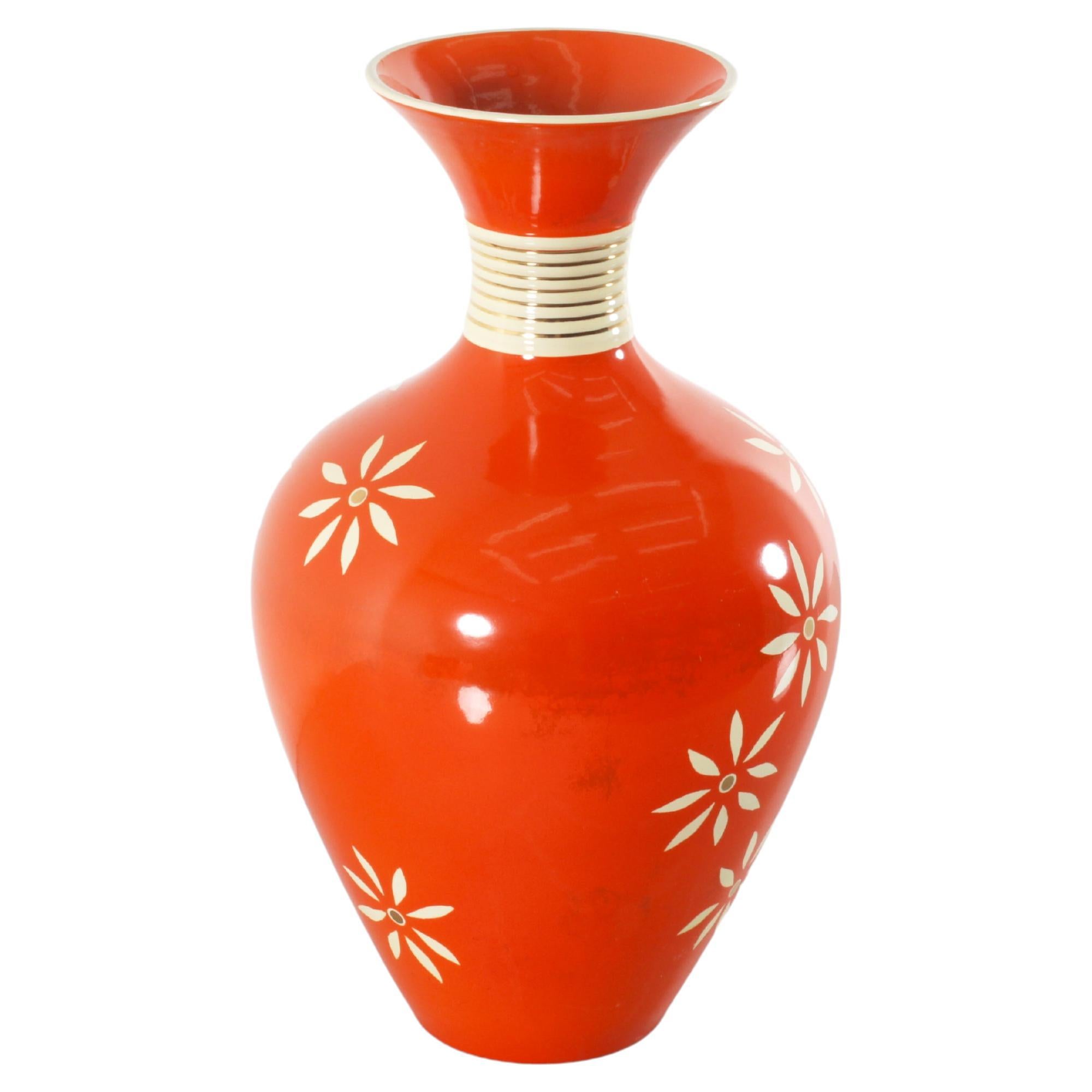Délicieux vase à une fleur en céramique émaillée orange avec des décorations florales blanches stylisées à la main. Sur le fond, la signature de la précieuse manufacture 