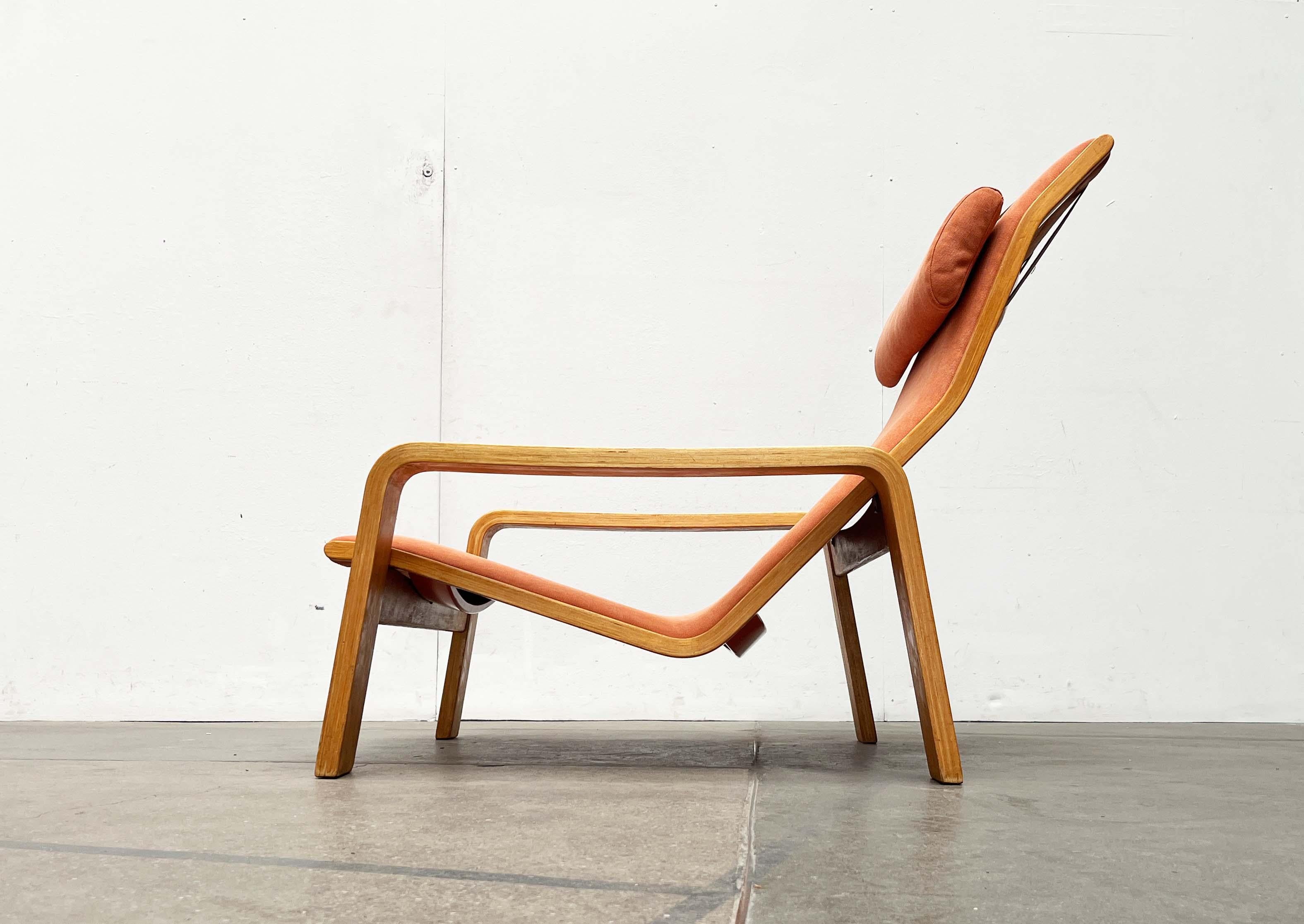 Sedia da salotto del produttore finlandese Asko, basata su un progetto degli anni '60 di Ilmari Lappalainen. Rivestito.

un design semplice e funzionale. Si compone di due parti: il telaio e la seduta o superficie reclinabile. Il sedile dalla forma