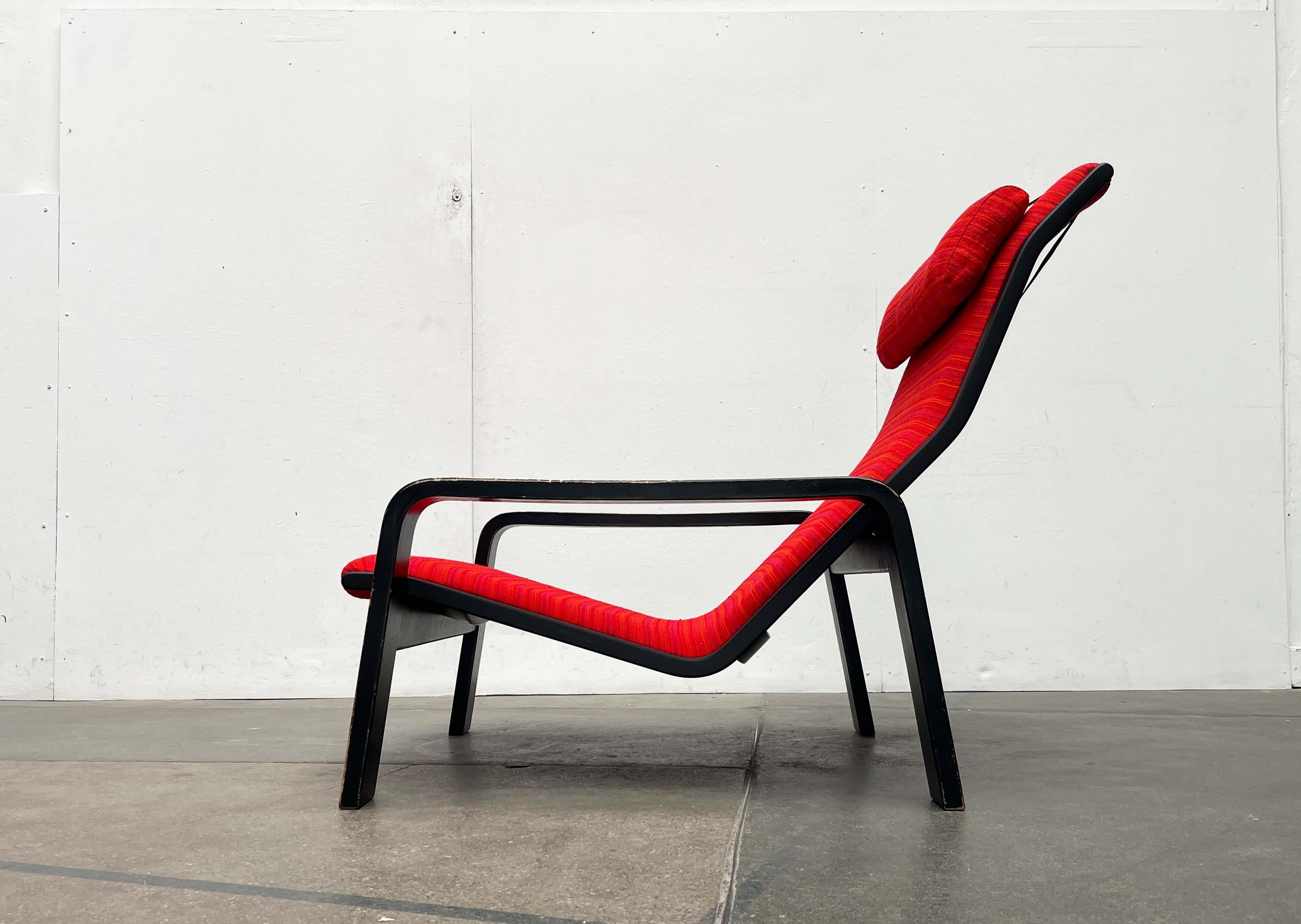 Sedia da salotto del produttore finlandese Asko, basata su un disegno di Ilmari Lappalainen degli anni Sessanta. Qui viene mostrata in un colore raro e con un'imbottitura speciale.

Un design semplice e funzionale. Si compone di due parti: il telaio