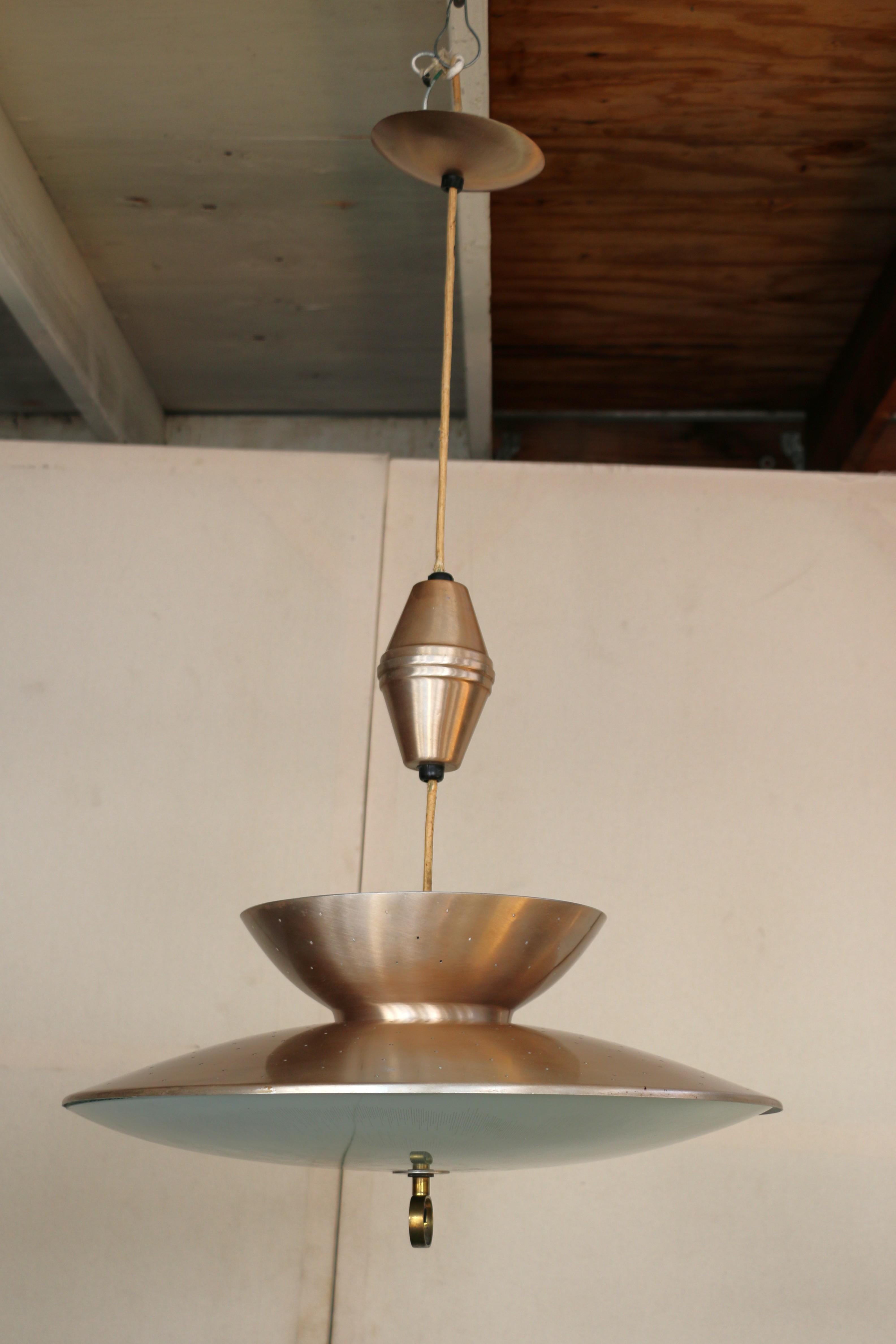 Mid-Century Modern (MCM) Pendelleuchte mit einziehbarer Halterung. Diese Leuchte ist bekannt für ihre 