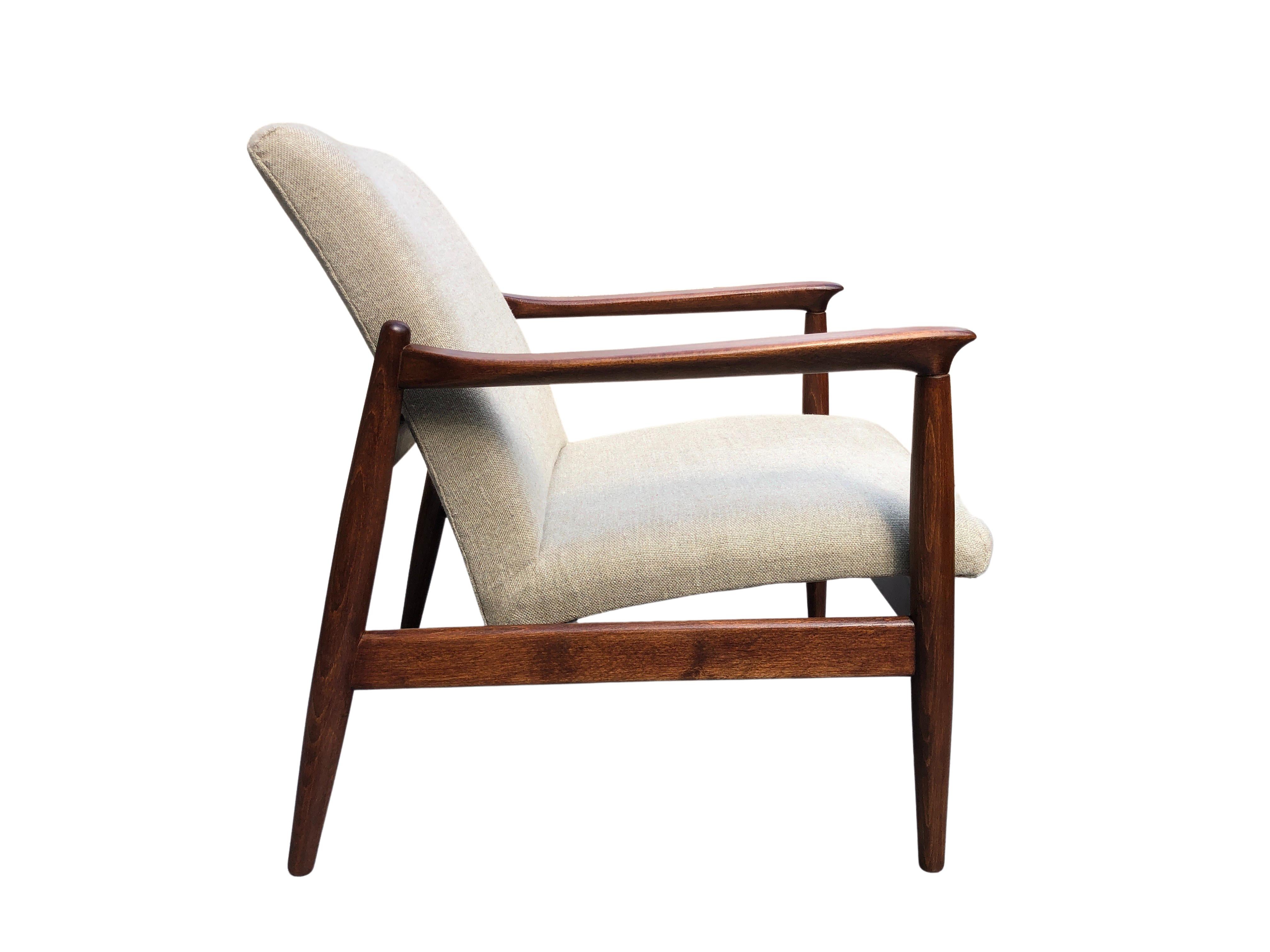 Mid Century Pure Linen GFM-64 Armchair by Edmund Homa, 1960s In Excellent Condition In WARSZAWA, 14
