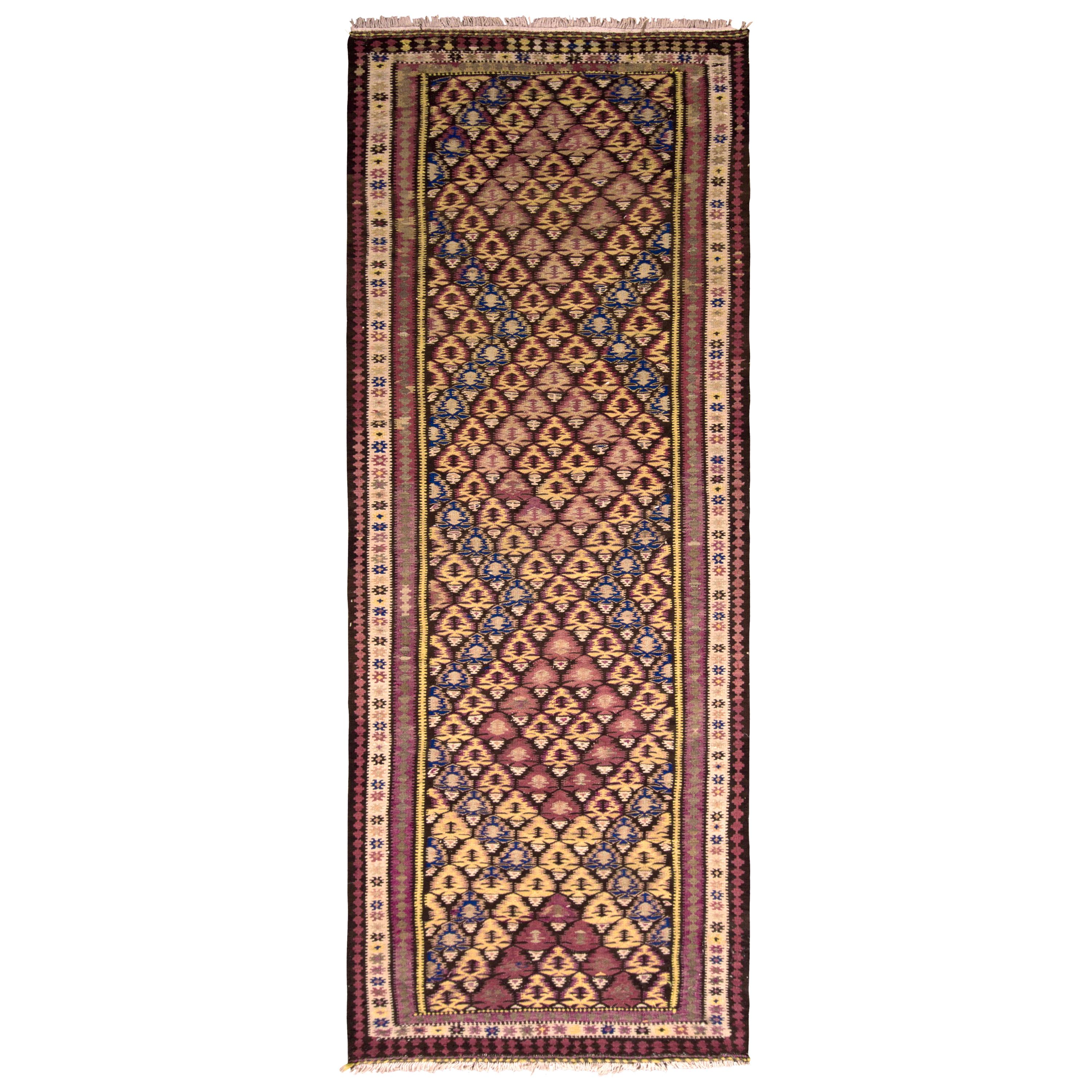 Kilim persa vintage de los años 50 con estampado geométrico rosa y morado by Rug & Kilim en venta