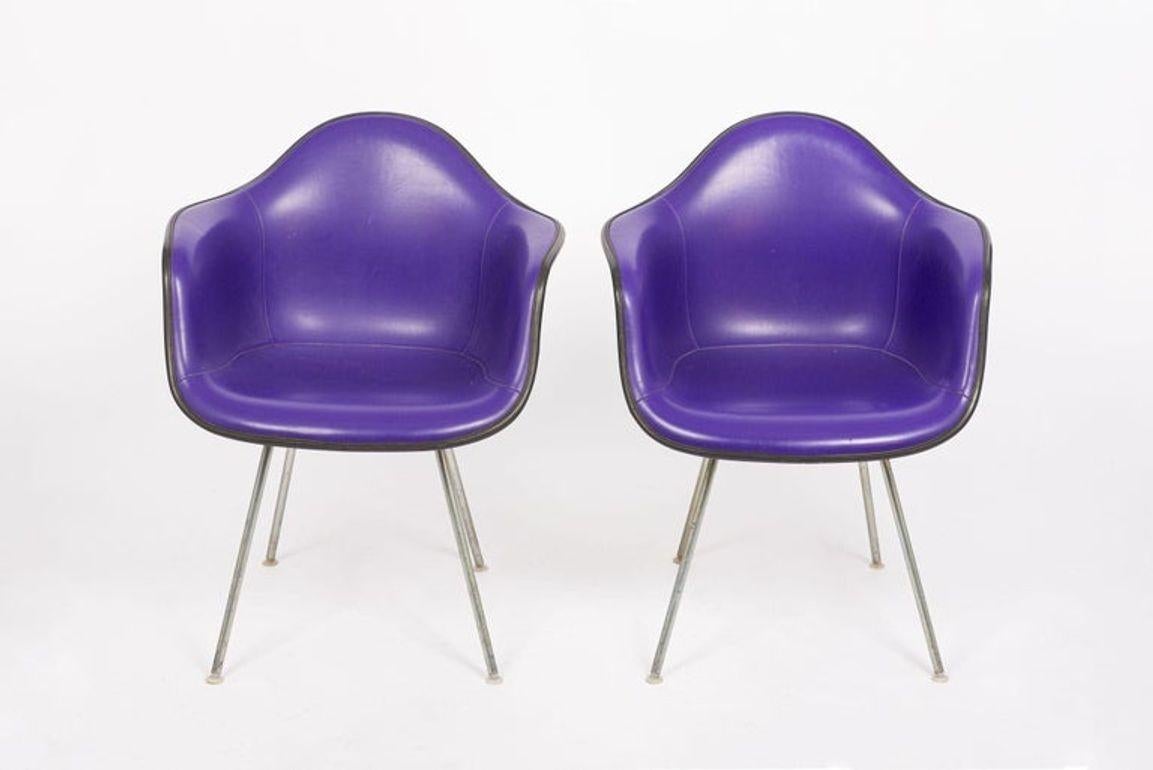 Queste sedie vintage da salotto a secchiello DAX di colore viola della metà del secolo scorso sono state progettate da Charles e Ray Eames per Herman Miller. L'iconica sedia DAX - Dining (D) Arm Chair (A) on X Base (X) - è stata progettata dagli