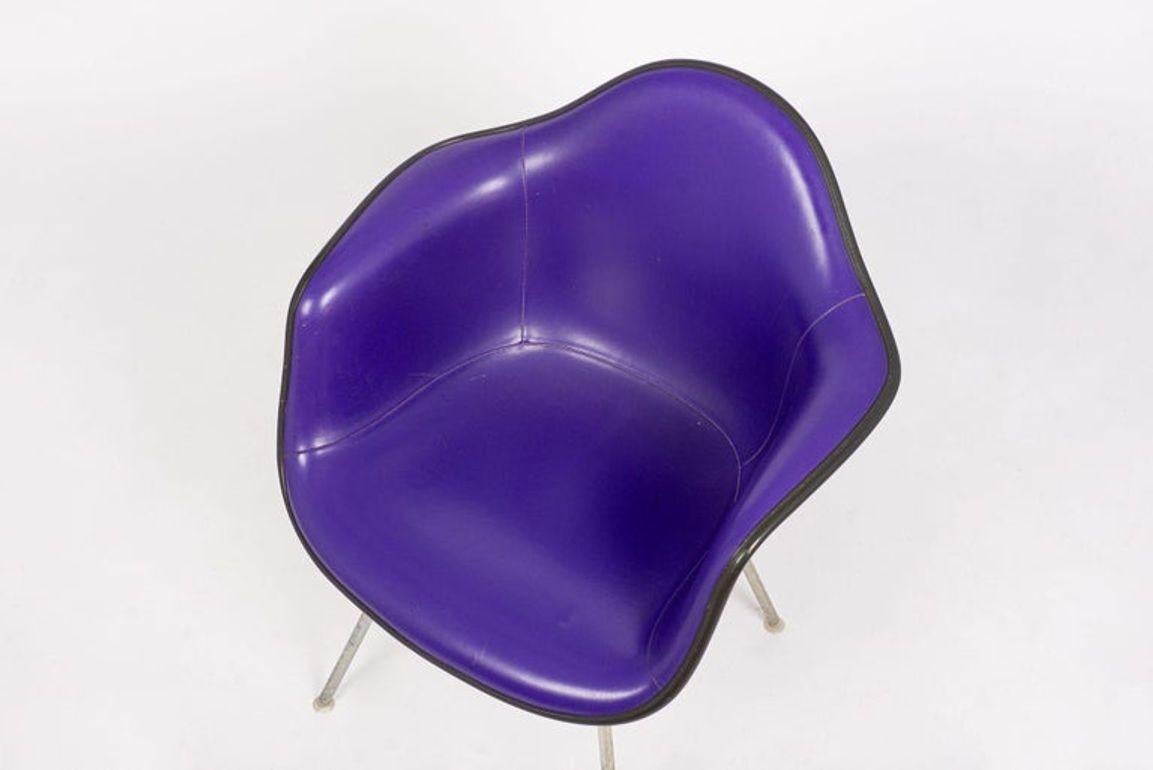 Alluminio Sedie da salotto DAX viola di metà secolo di Eames per Herman Miller, anni '60 in vendita