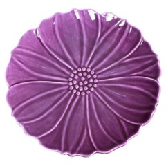 Plato de flores de mayólica morada de mediados de siglo Aegitna Vallauris