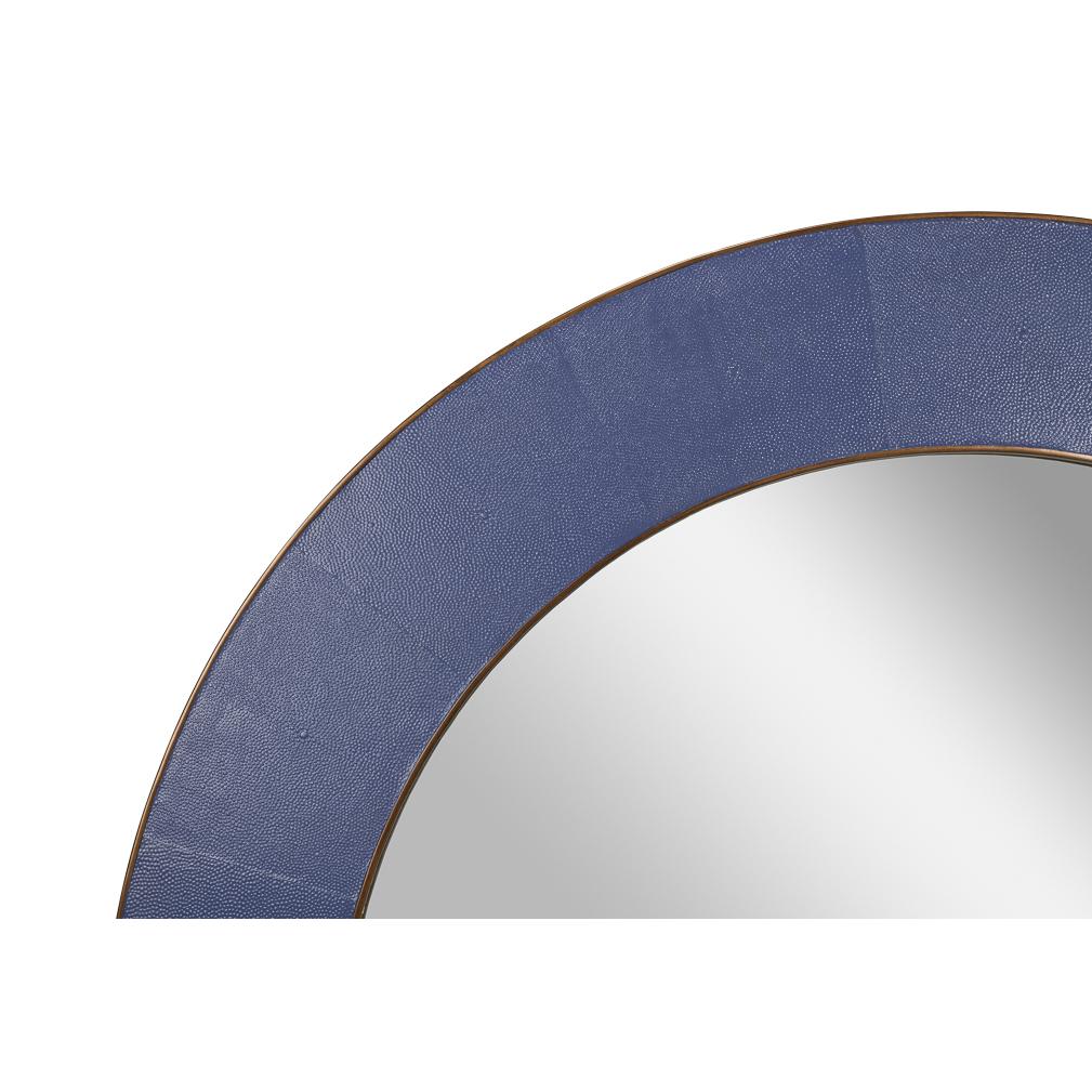 Lo specchio rotondo in pelle è un'audace dichiarazione di eleganza retrò e moderna maestria. Avvolta in una vibrante pelle goffrata color porpora marlin, la cornice è impreziosita da accenti dorati realizzati a mano che aggiungono un tocco di