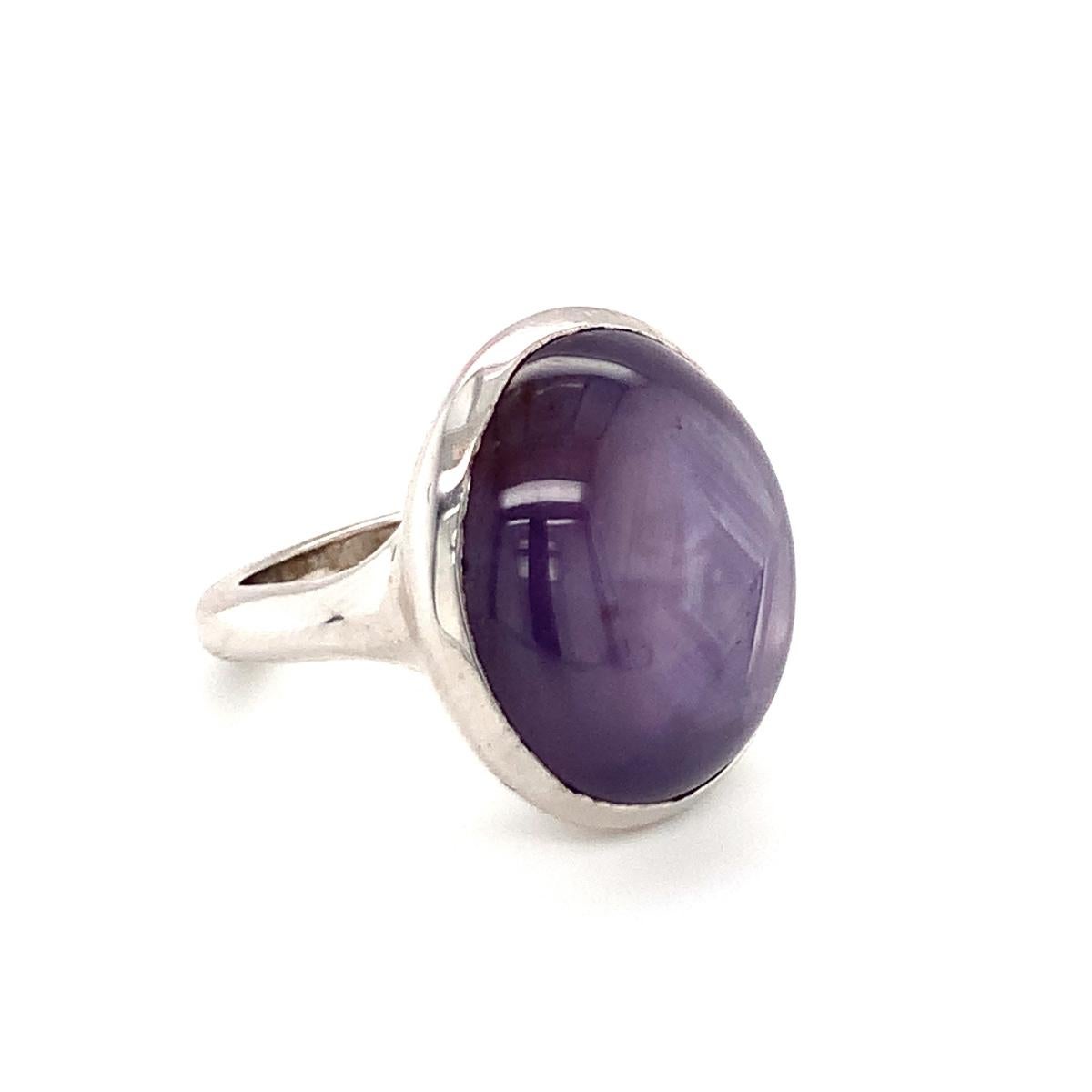Mid-century Purple Star Sapphire 18K White Gold Ring, circa 1950s In Good Condition For Sale In Beverly Hills, CA