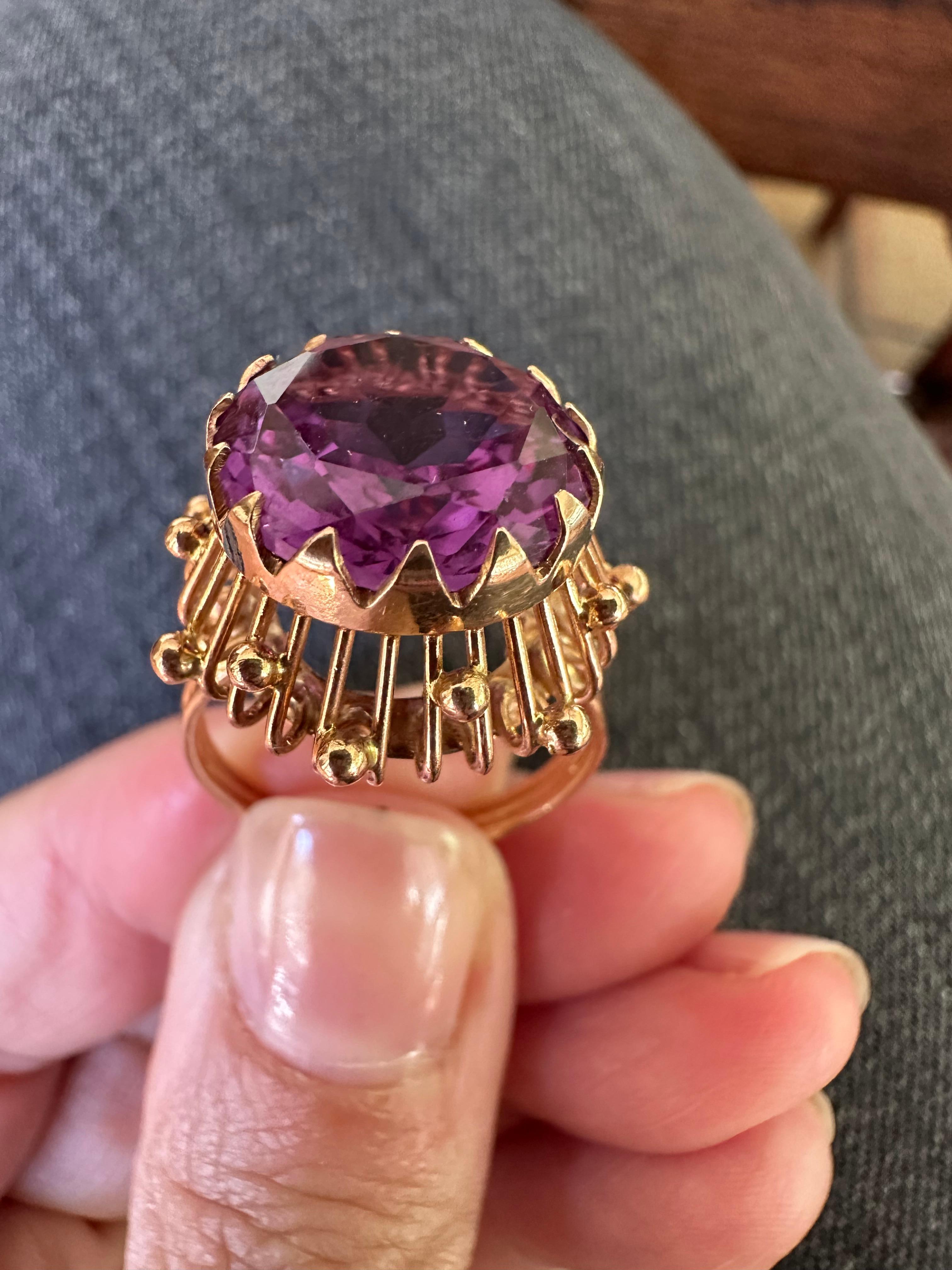 Mid-Century Purple Synthetic Sapphire and Yellow Gold Cocktail Ring  For Sale 5