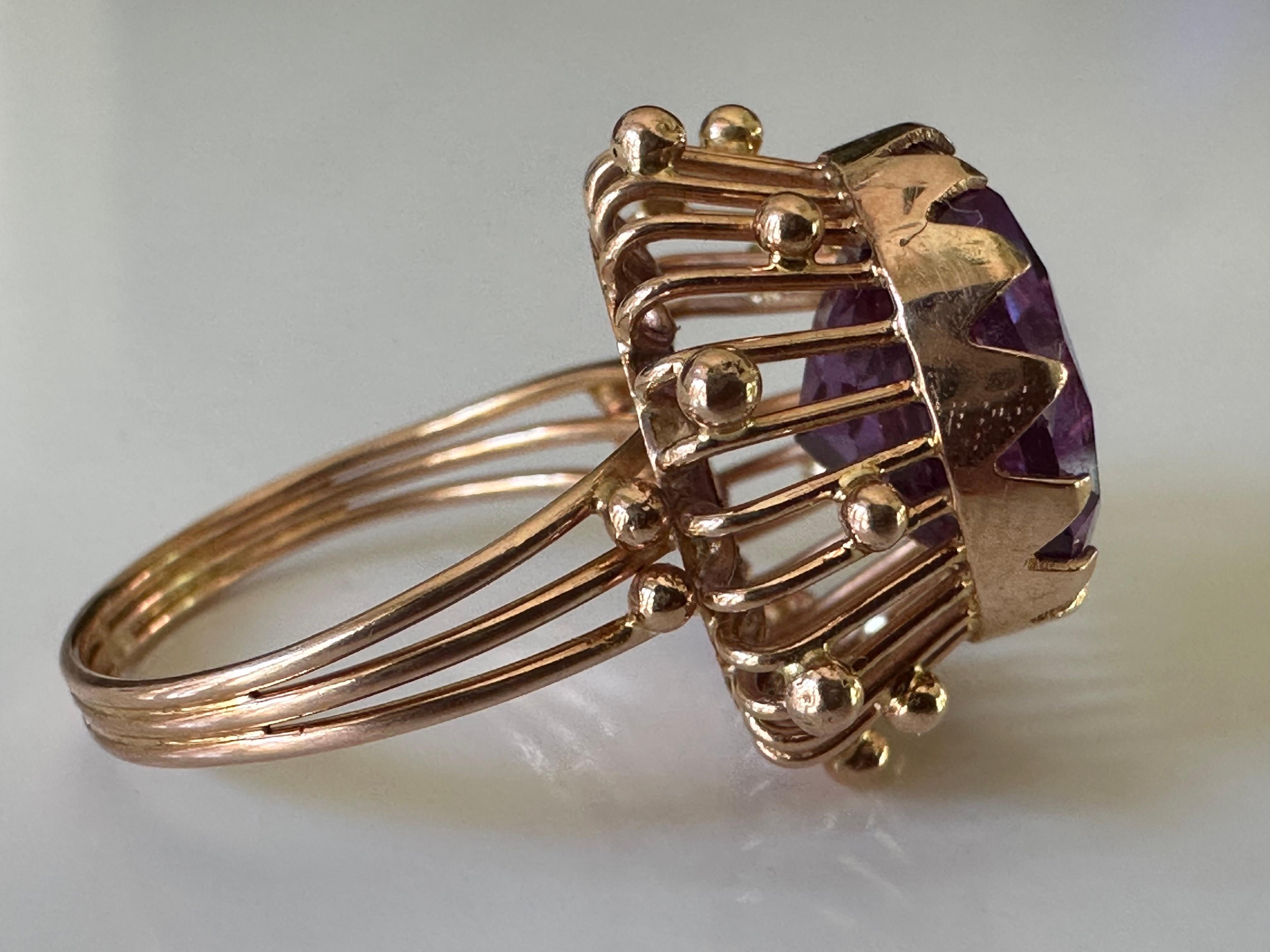 Mid-Century Purple Synthetic Sapphire and Yellow Gold Cocktail Ring  For Sale 1