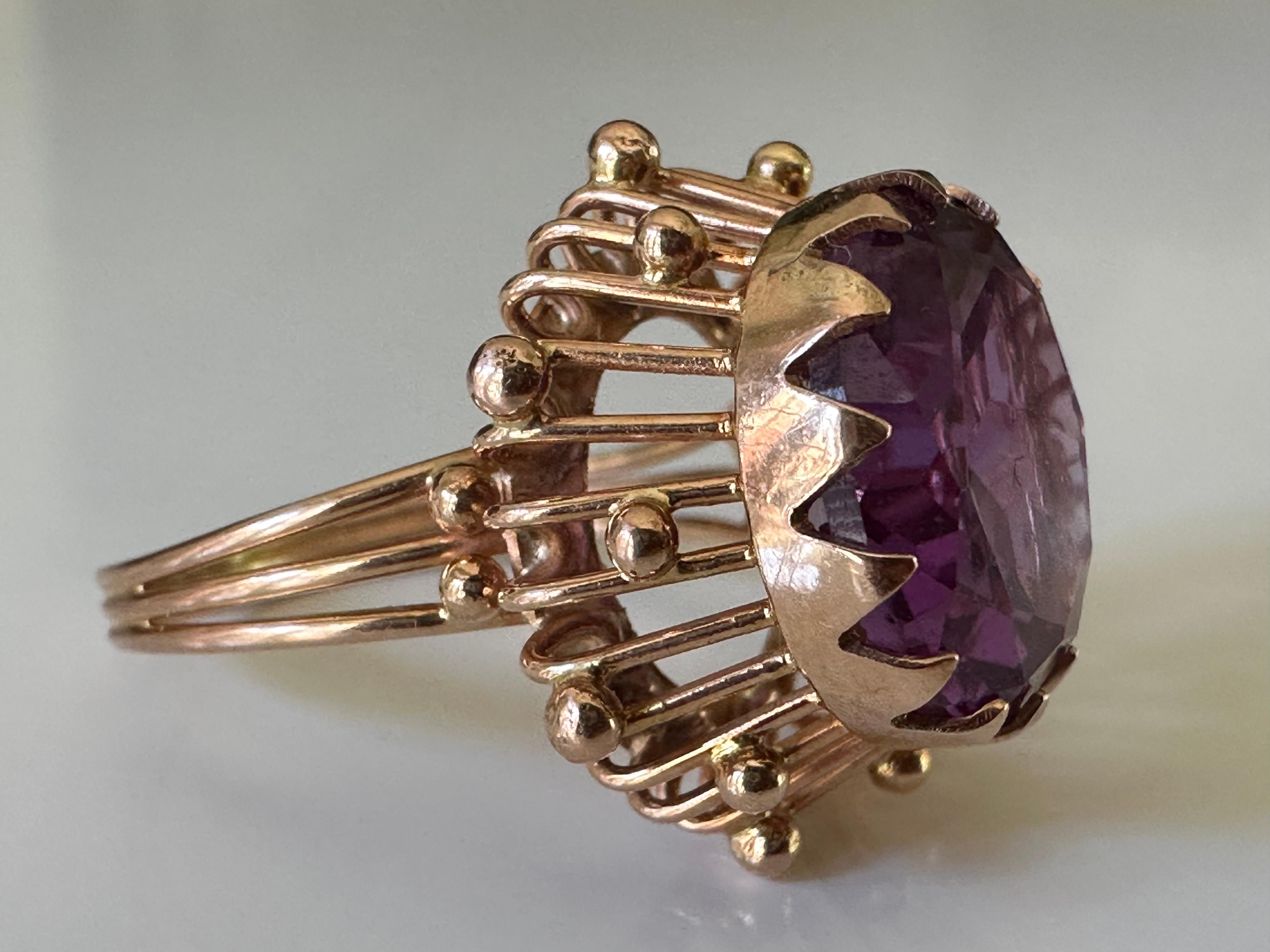 Mid-Century Purple Synthetic Sapphire and Yellow Gold Cocktail Ring  For Sale 2