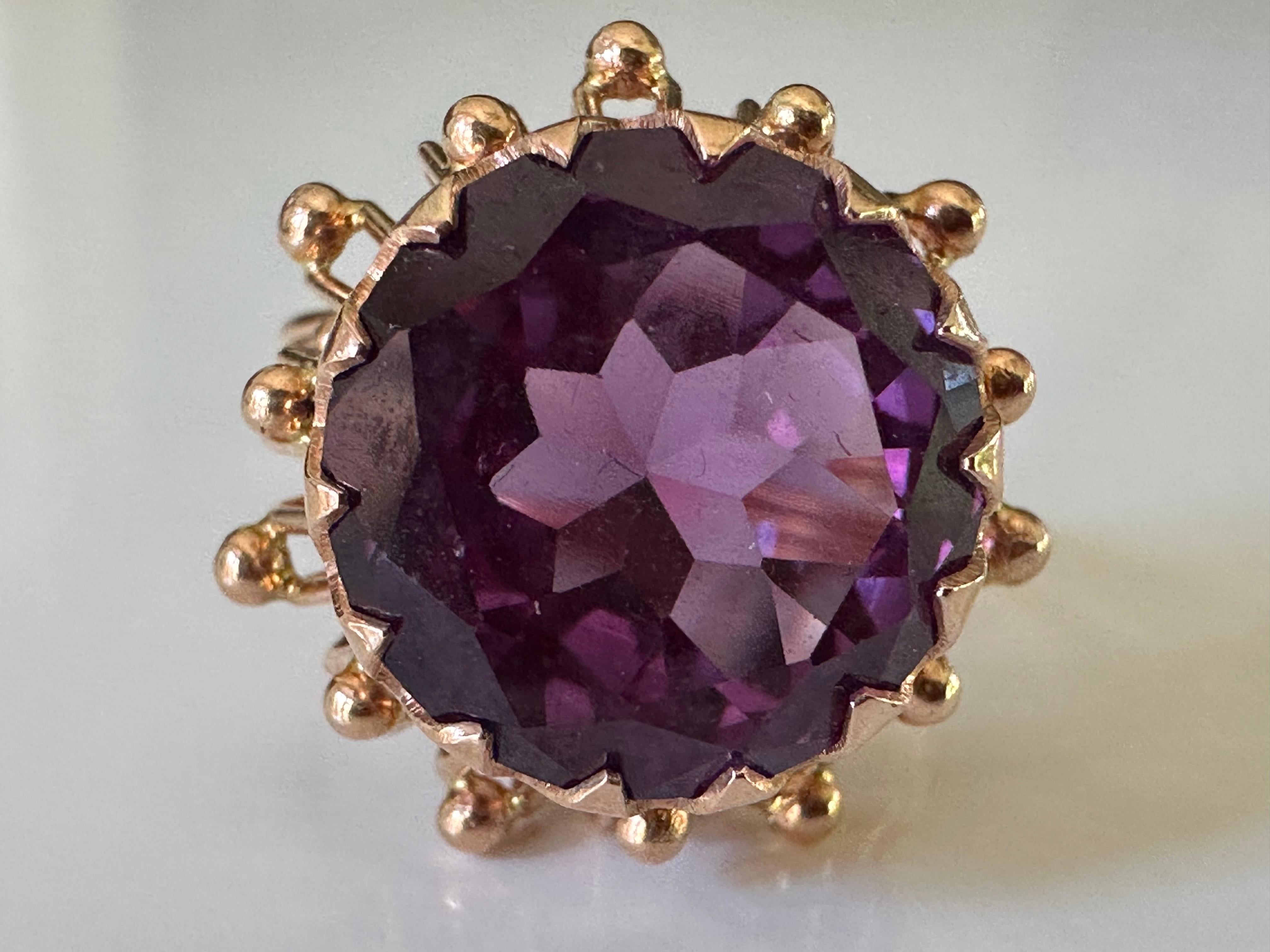 Mid-Century Purple Synthetic Sapphire and Yellow Gold Cocktail Ring  For Sale 3