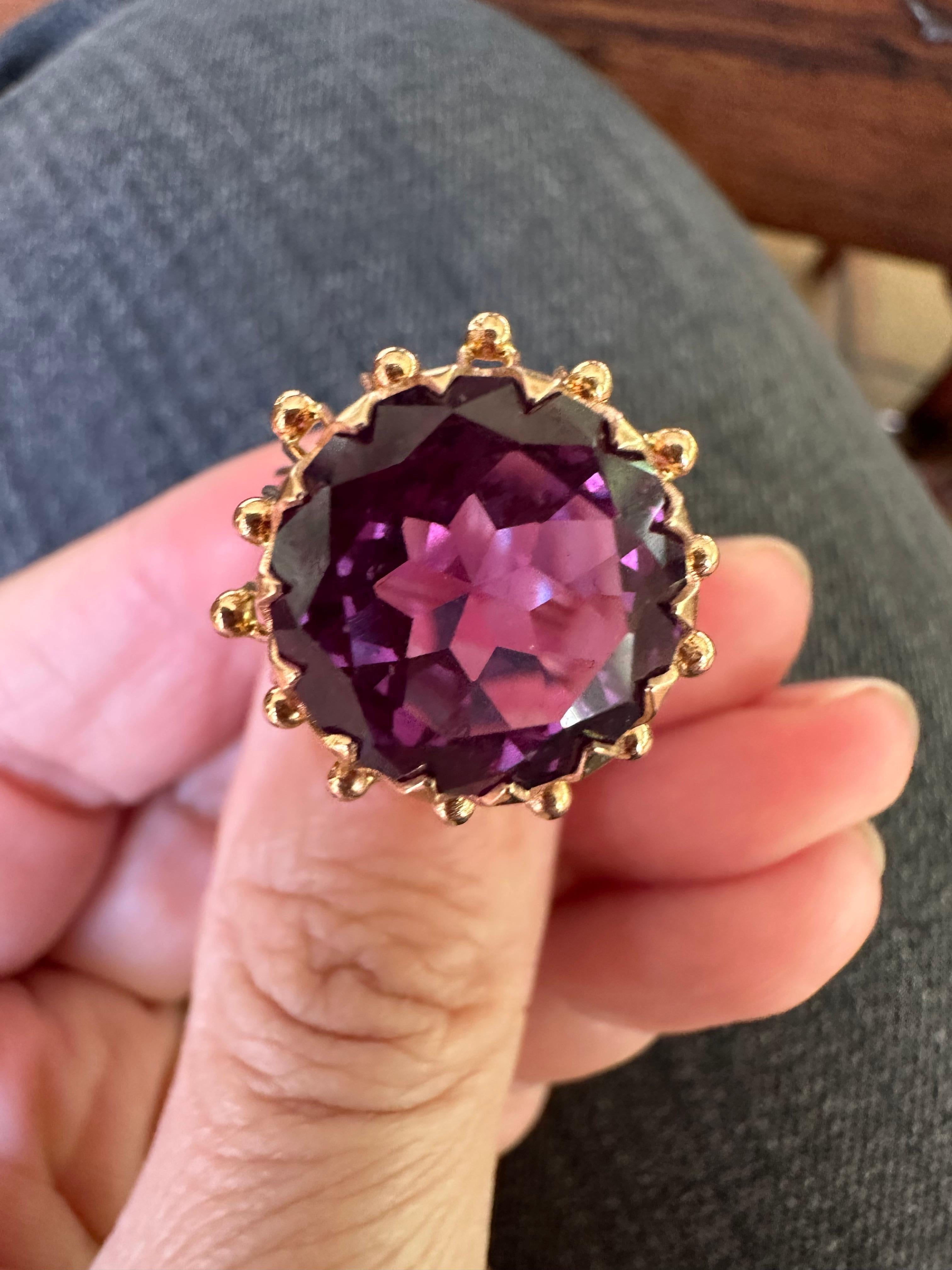 Mid-Century Purple Synthetic Sapphire and Yellow Gold Cocktail Ring For Sale 2