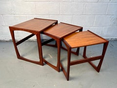 Ensemble de trois tables gigognes "Quadrille" du milieu du siècle dernier par G-Plan