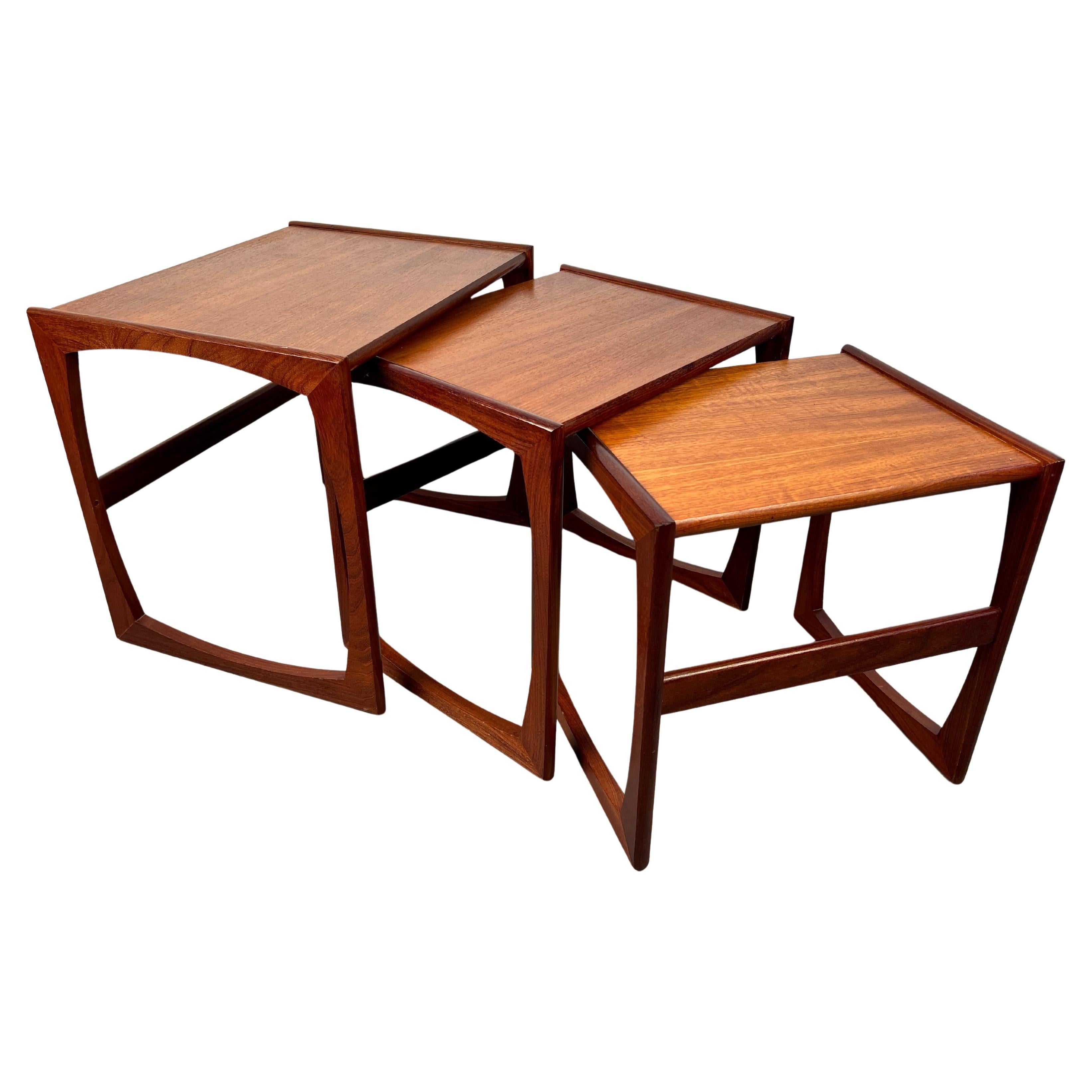Set of Three Mid-Century "Quadrille" Nesting Tables by G-Plan en venta