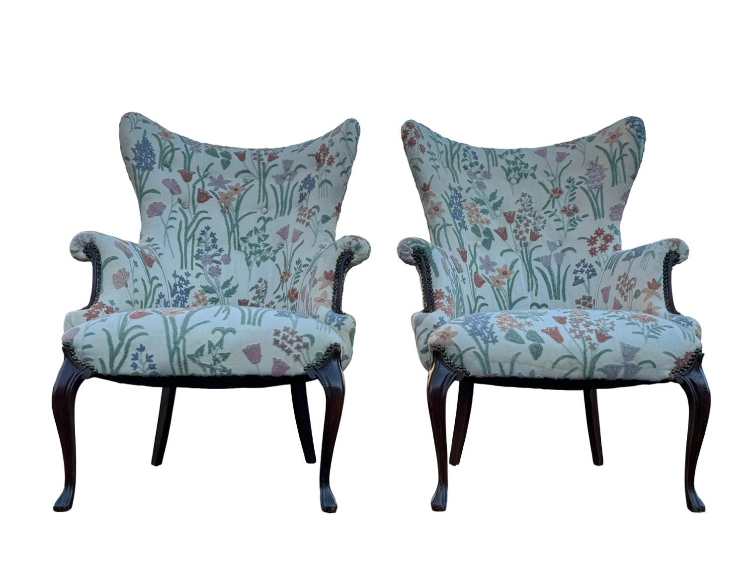 Superbes chaises à haut dossier de style Queen Ann avec un rembourrage à piqûres florales en relief.
