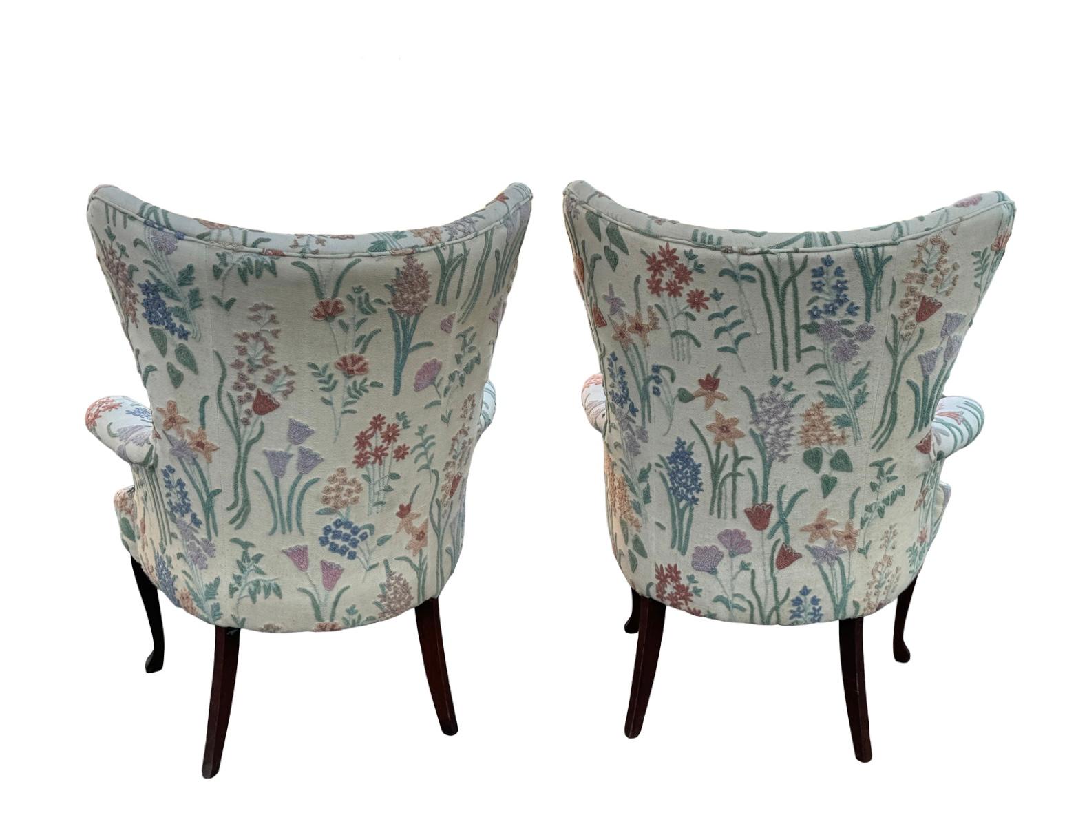 Milieu du XXe siècle Mid Century Queen Anne Mahogany High Wingback Arm Chair Floral Crewel en vente