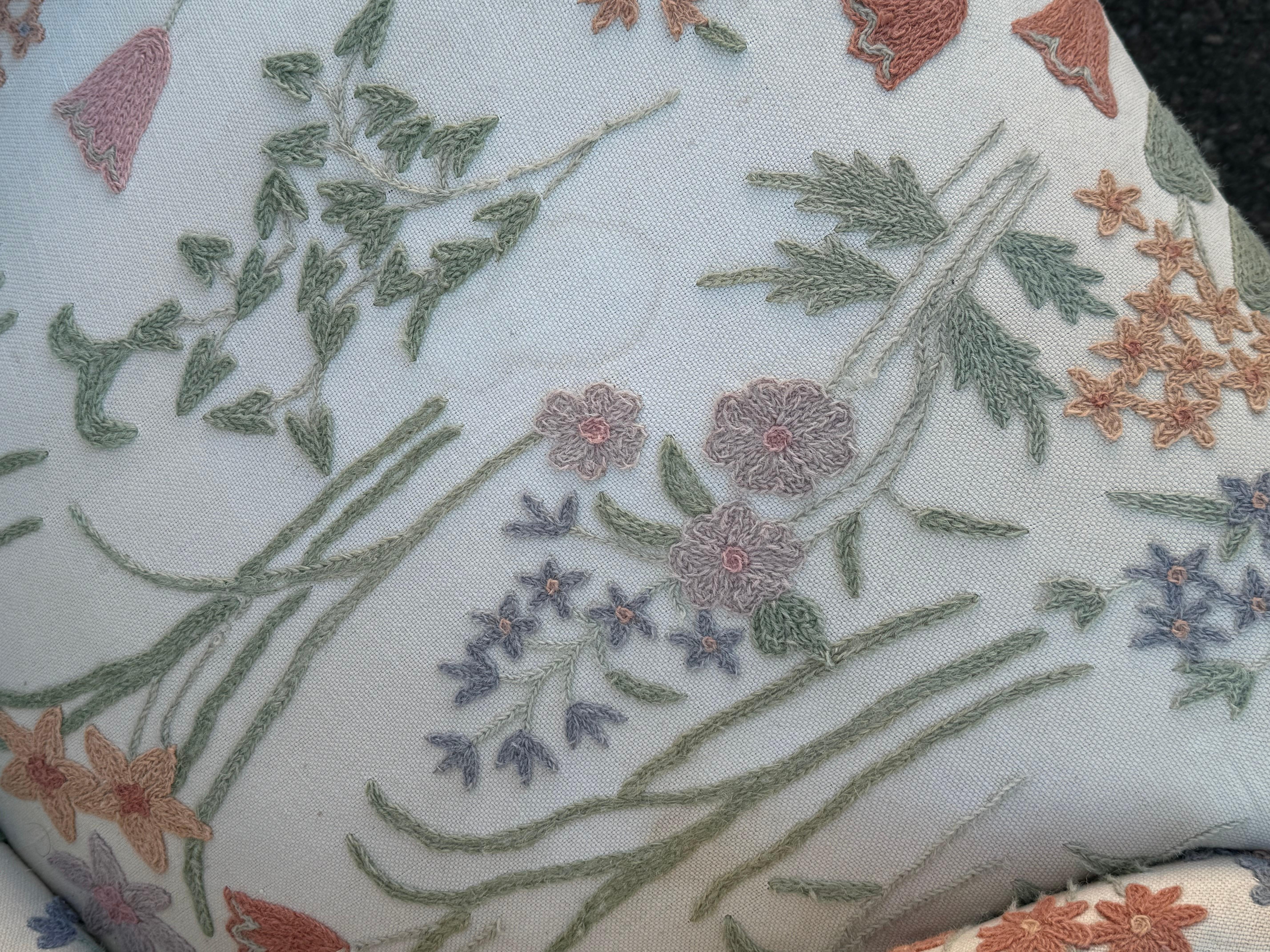 Tissu d'ameublement Mid Century Queen Anne Mahogany High Wingback Arm Chair Floral Crewel en vente