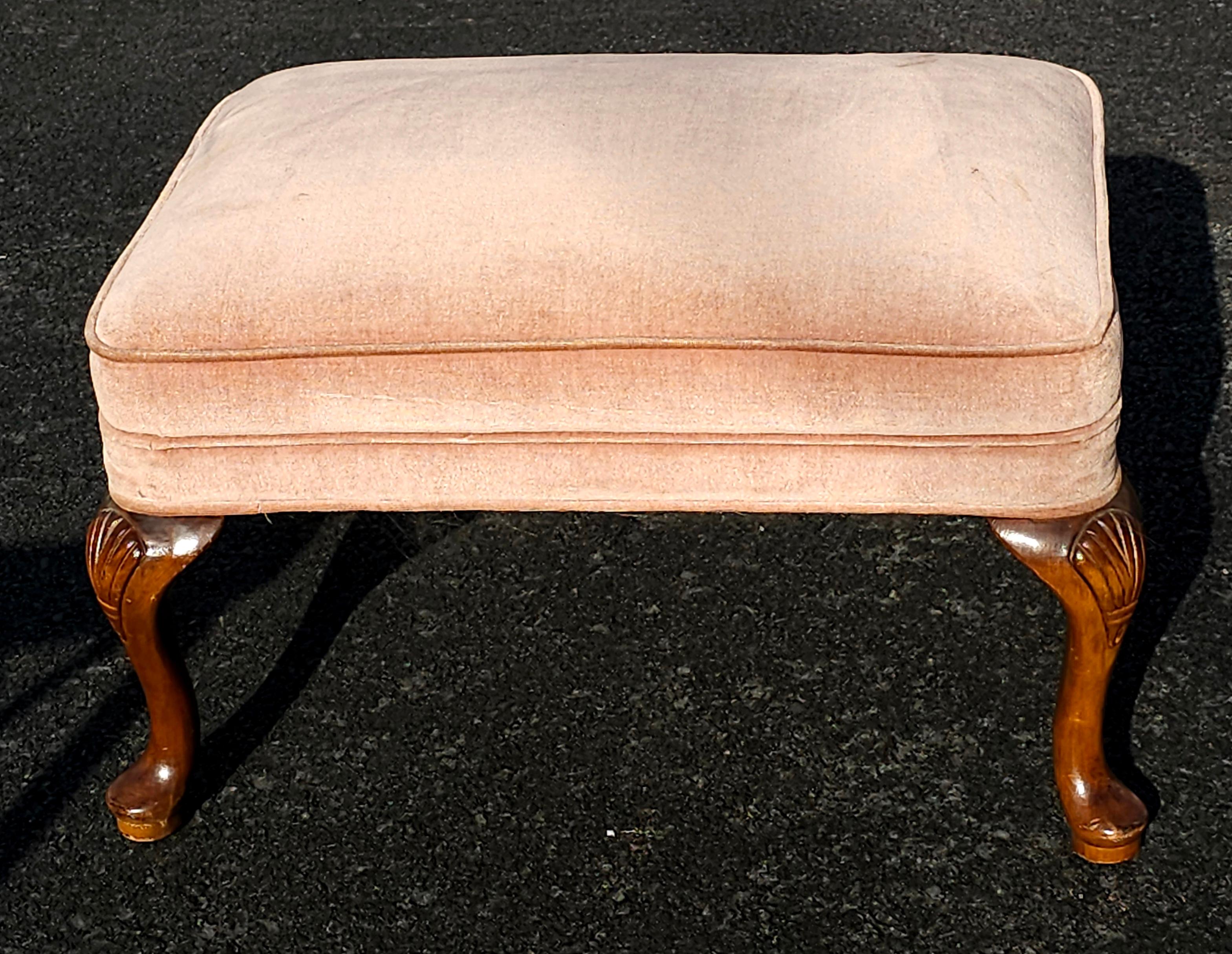 Américain Tabouret de pied rembourré en acajou et velours, style Queen Anne, milieu de siècle en vente