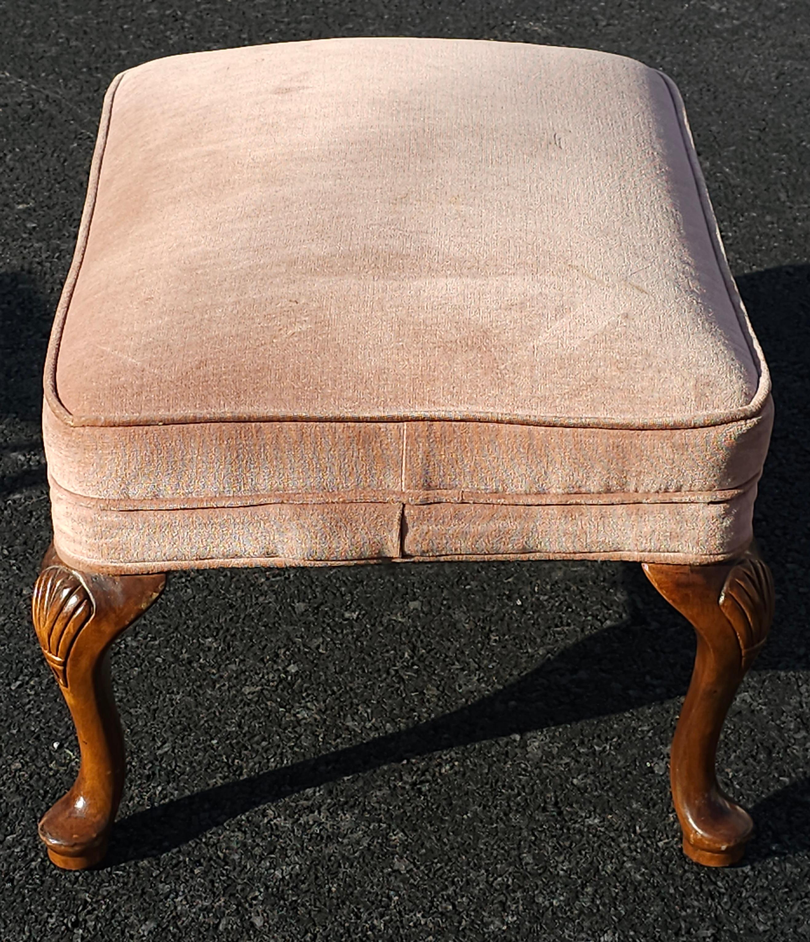 Autre Tabouret de pied rembourré en acajou et velours, style Queen Anne, milieu de siècle en vente