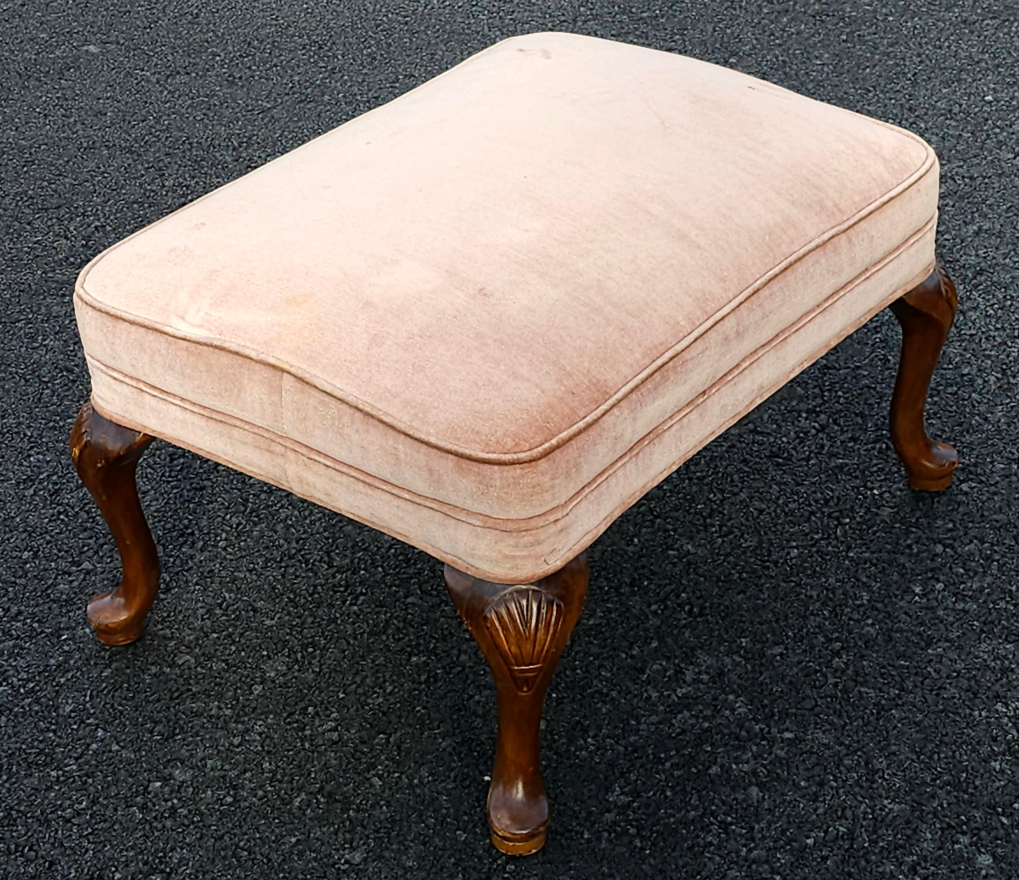 Tabouret de pied rembourré en acajou et velours, style Queen Anne, milieu de siècle Bon état - En vente à Germantown, MD