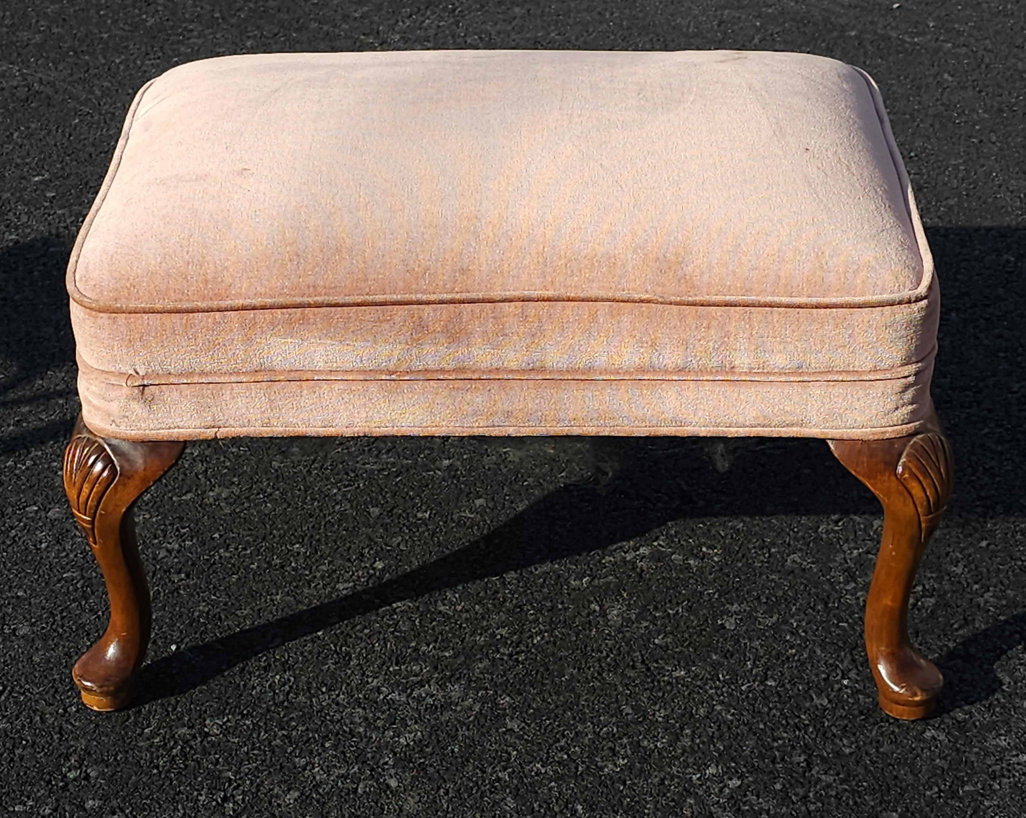XIXe siècle Tabouret de pied rembourré en acajou et velours, style Queen Anne, milieu de siècle en vente