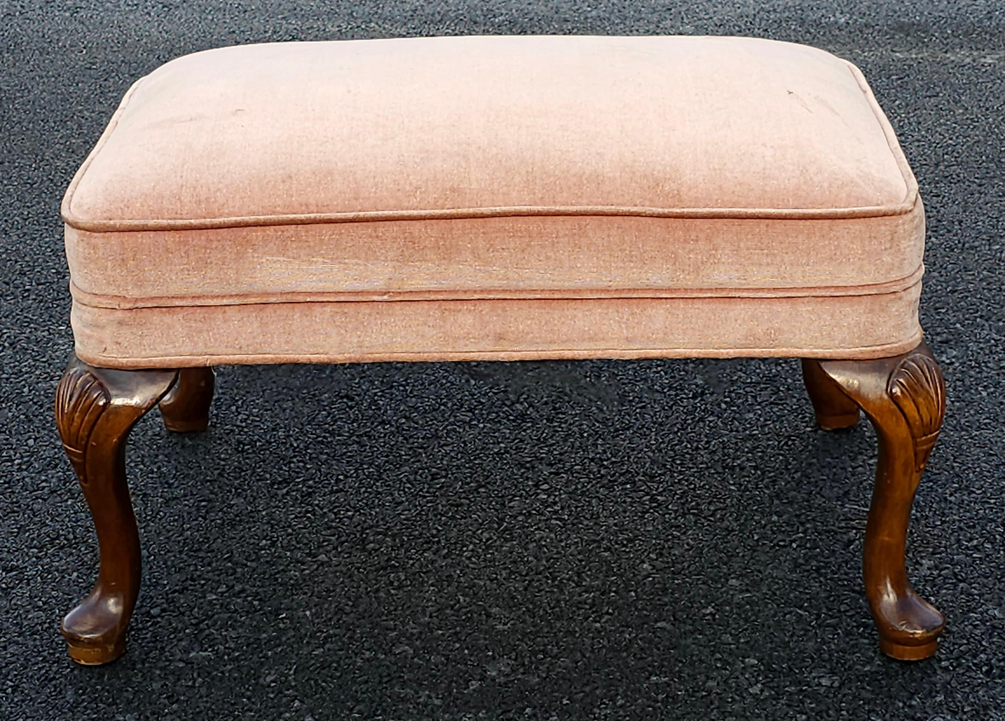 Acajou Tabouret de pied rembourré en acajou et velours, style Queen Anne, milieu de siècle en vente