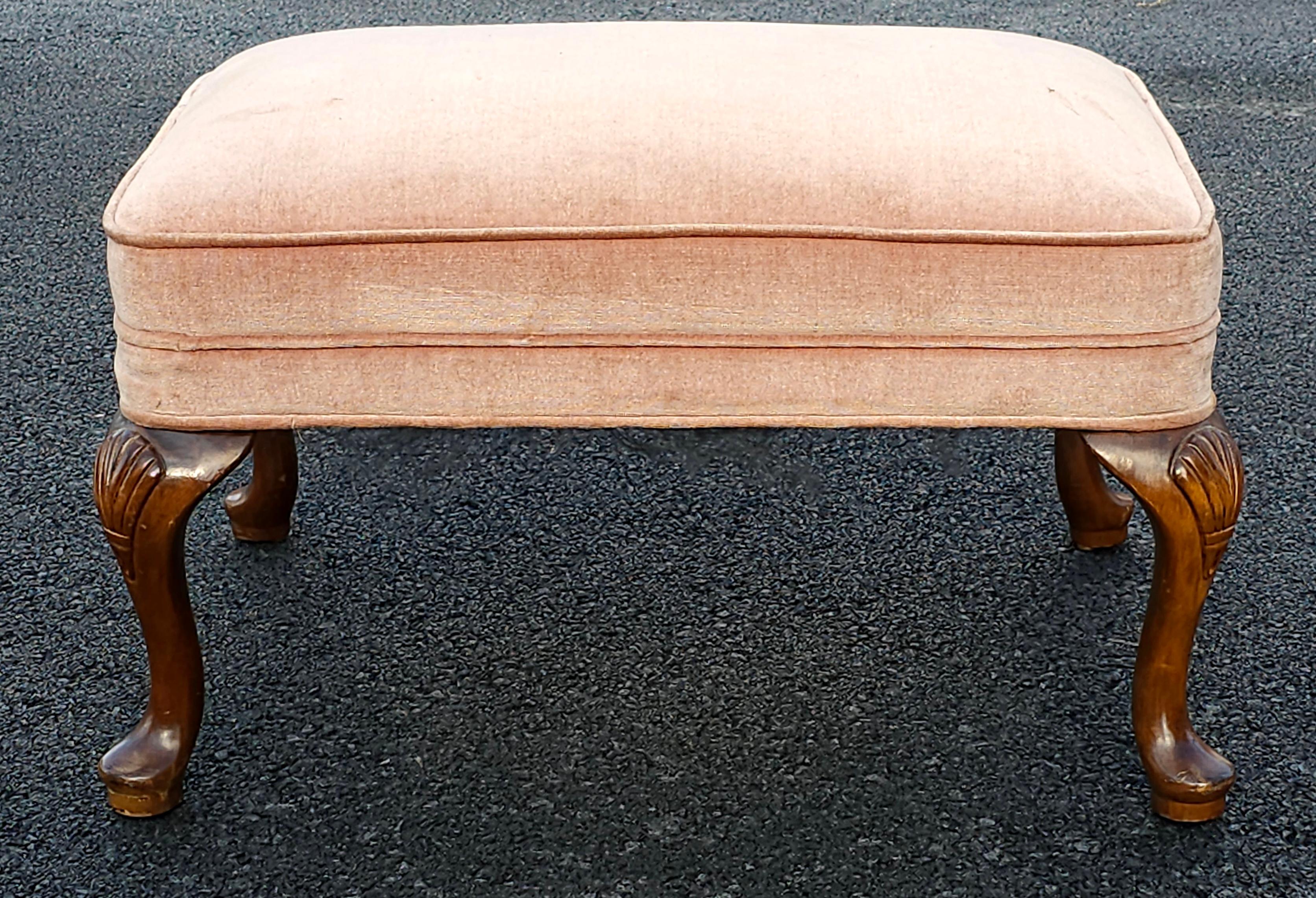 Tabouret de pied rembourré en acajou et velours, style Queen Anne, milieu de siècle en vente 1