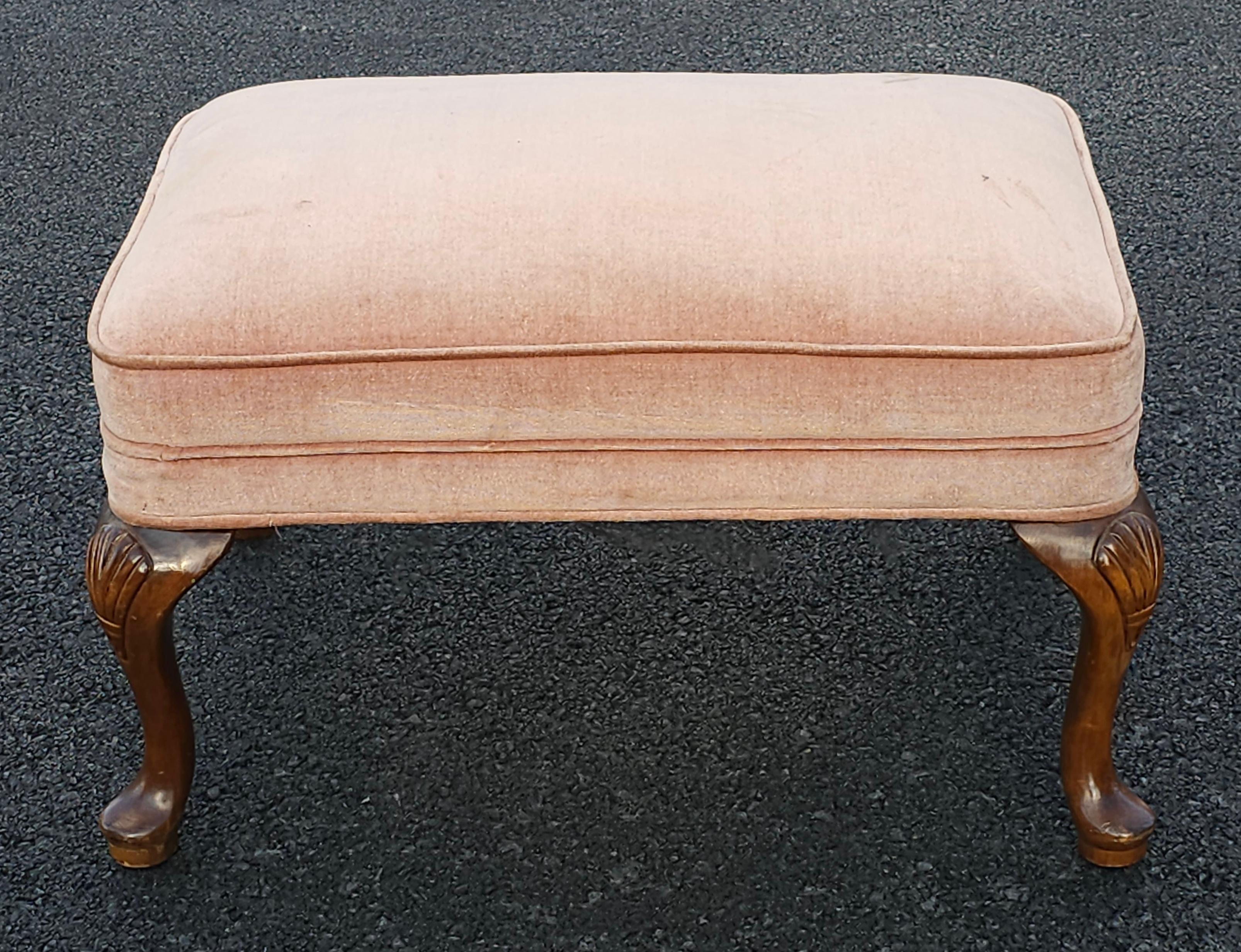 Tabouret de pied rembourré en acajou et velours, style Queen Anne, milieu de siècle en vente 2