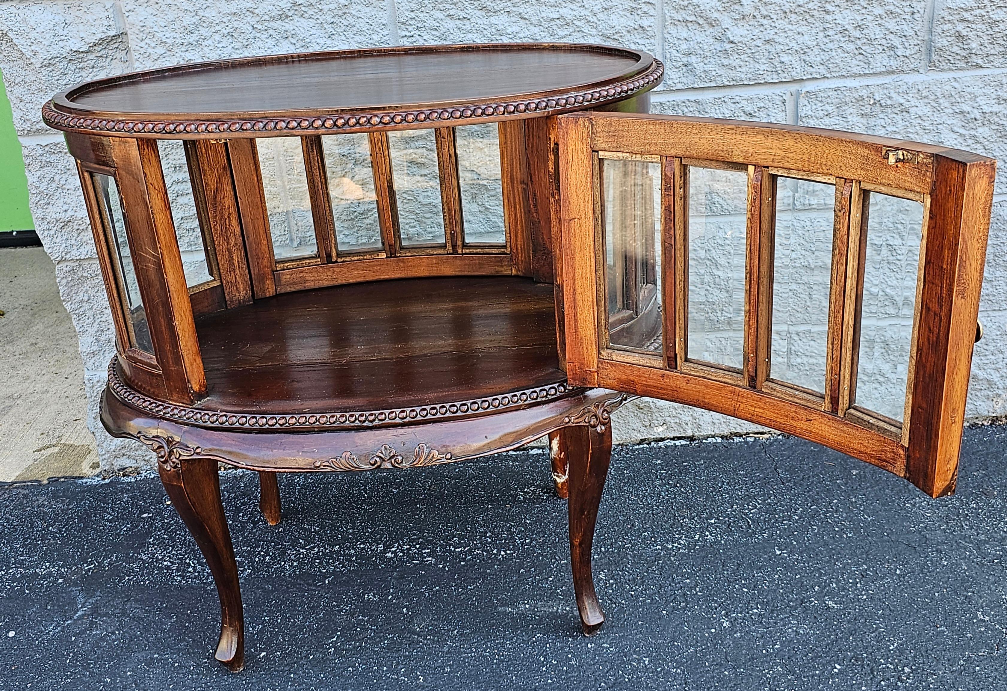 Mid-Century Queen Anne Style Mahogany Double Door Oval Vitrine Table  For Sale 2