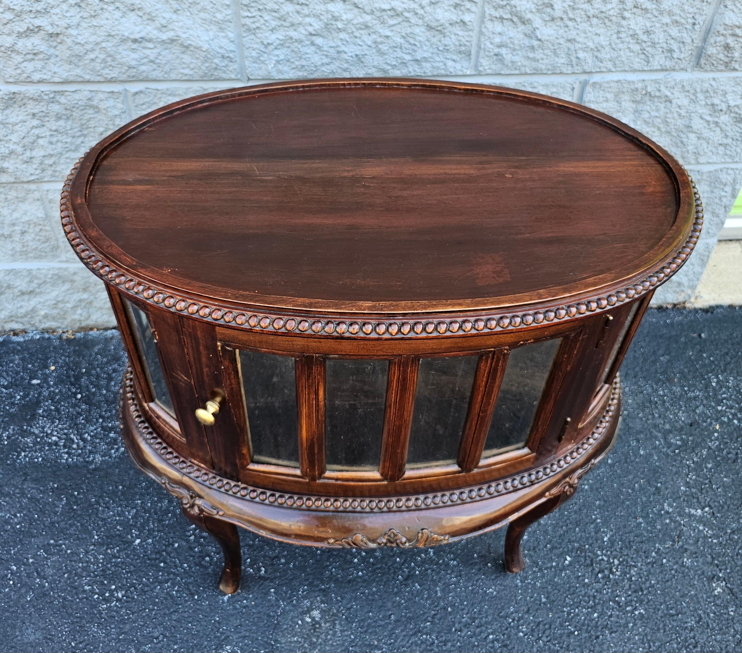 Mid-Century Queen Anne Style Mahogany Double Door Oval Vitrine Table  For Sale 3