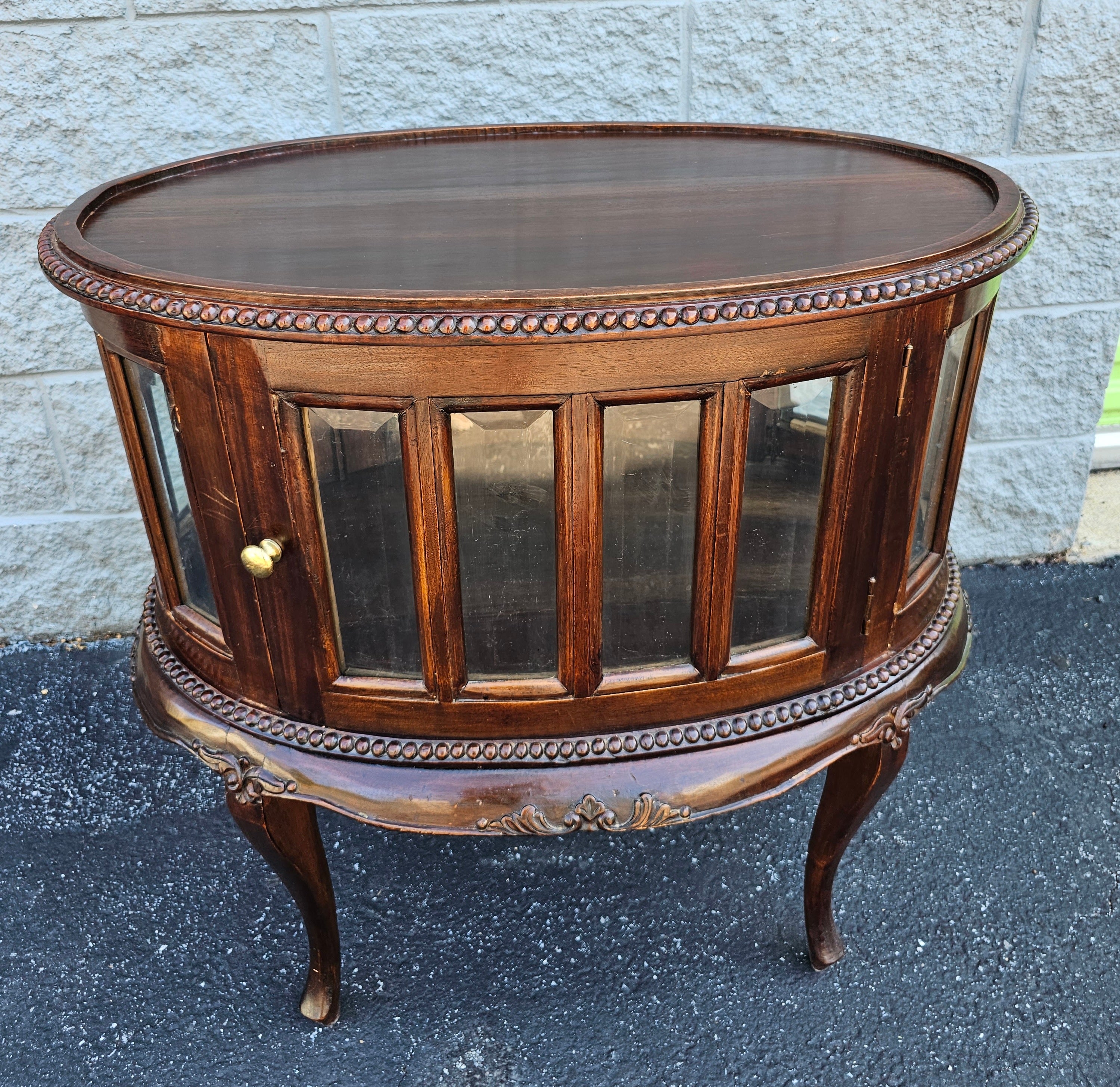 Mid-Century Queen Anne Style Mahogany Double Door Oval Vitrine Table.
Measures 29