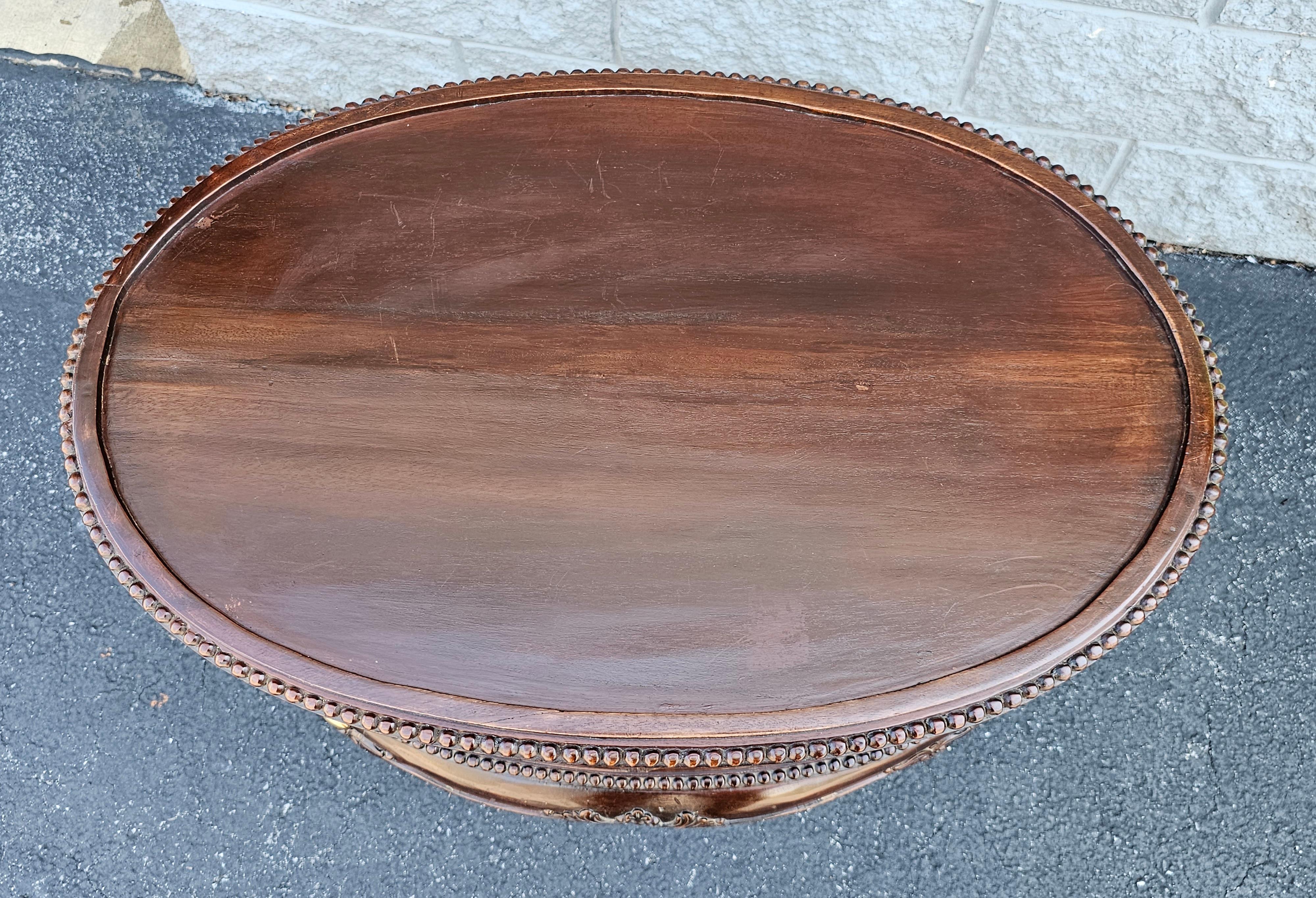 Tacheté Table de Vitrine ovale à double porte en acajou de style Queen Anne du milieu du siècle dernier en vente