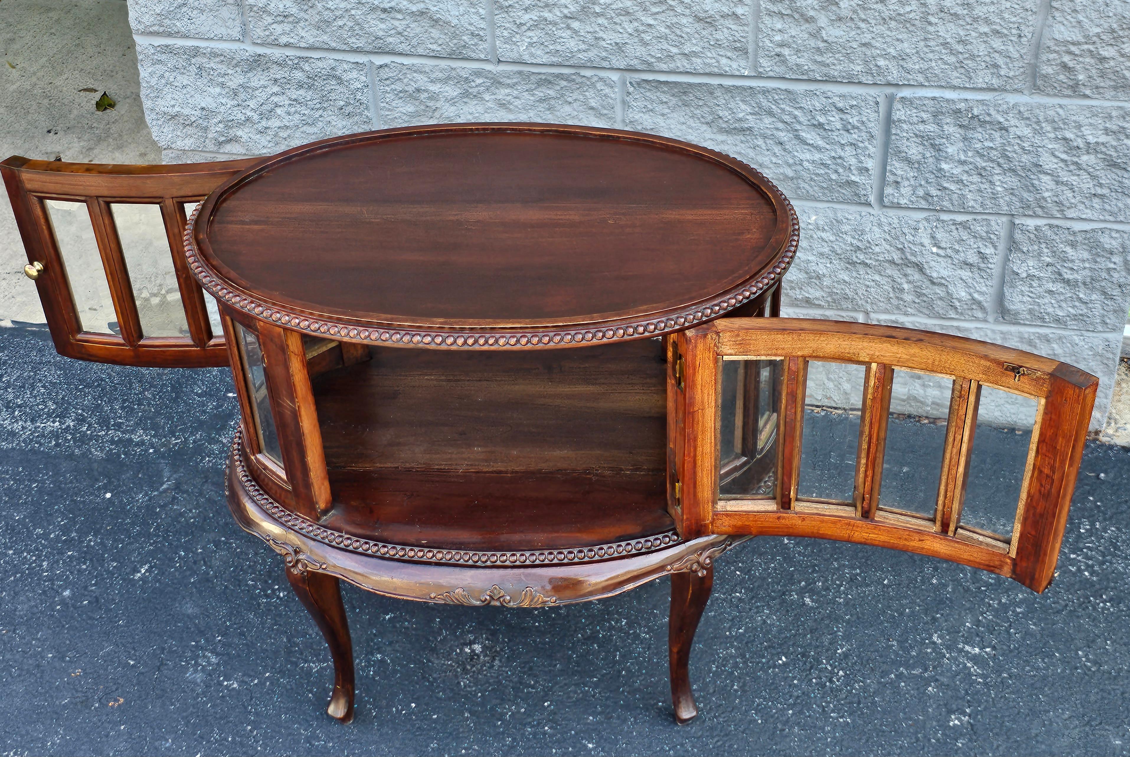 Mid-Century Queen Anne Style Mahogany Double Door Oval Vitrine Table  In Good Condition For Sale In Germantown, MD