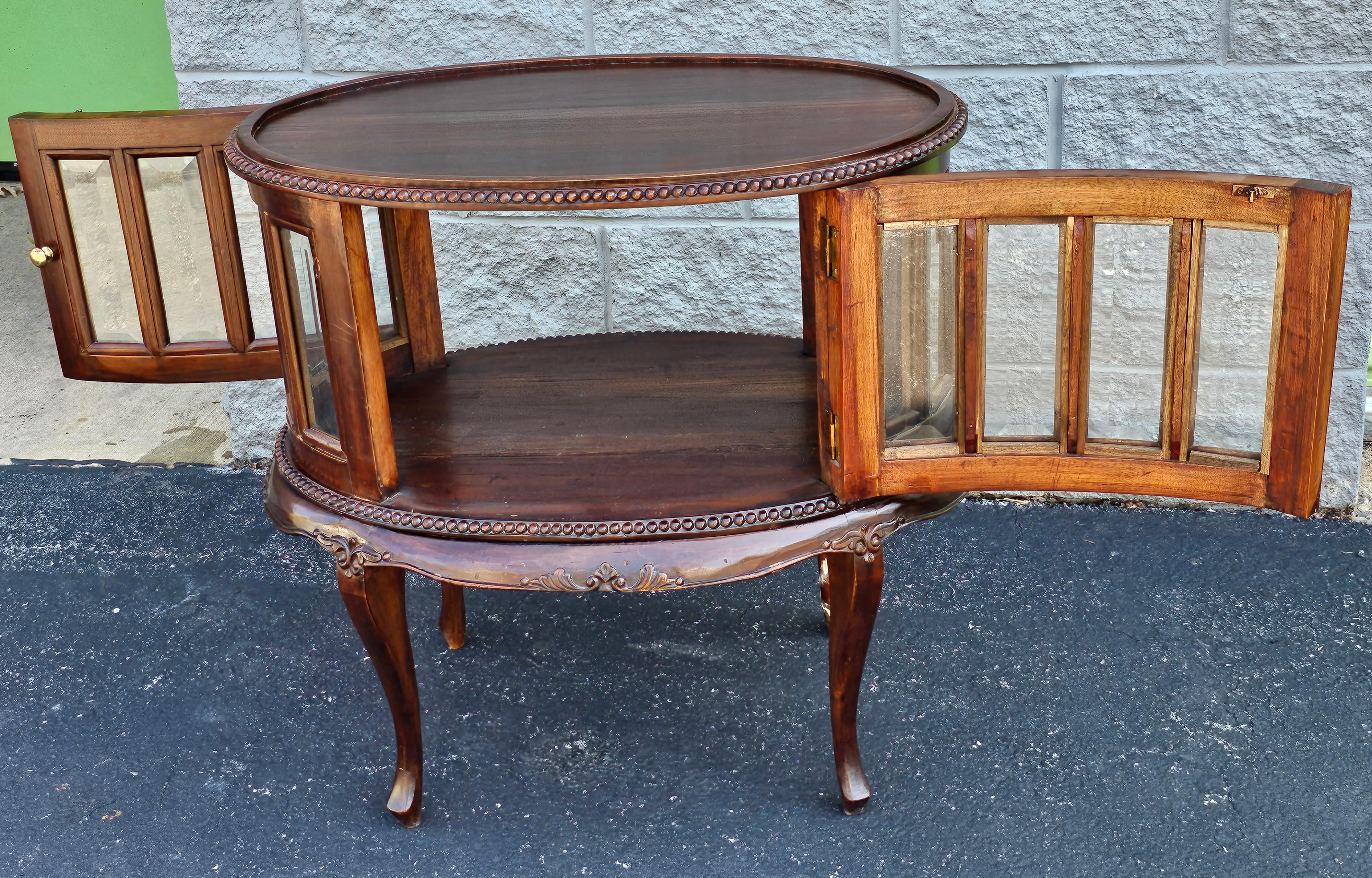 20th Century Mid-Century Queen Anne Style Mahogany Double Door Oval Vitrine Table  For Sale